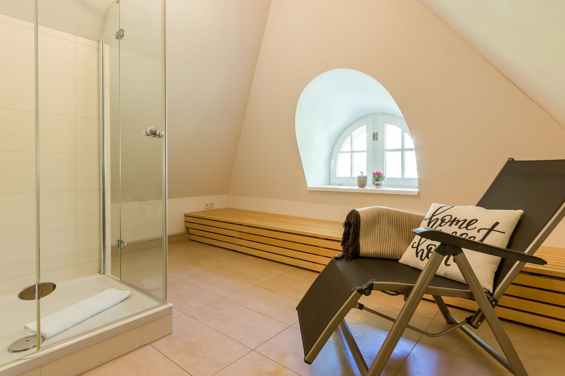 Modernes Badezimmer mit Duschkabine und Liegestuhl