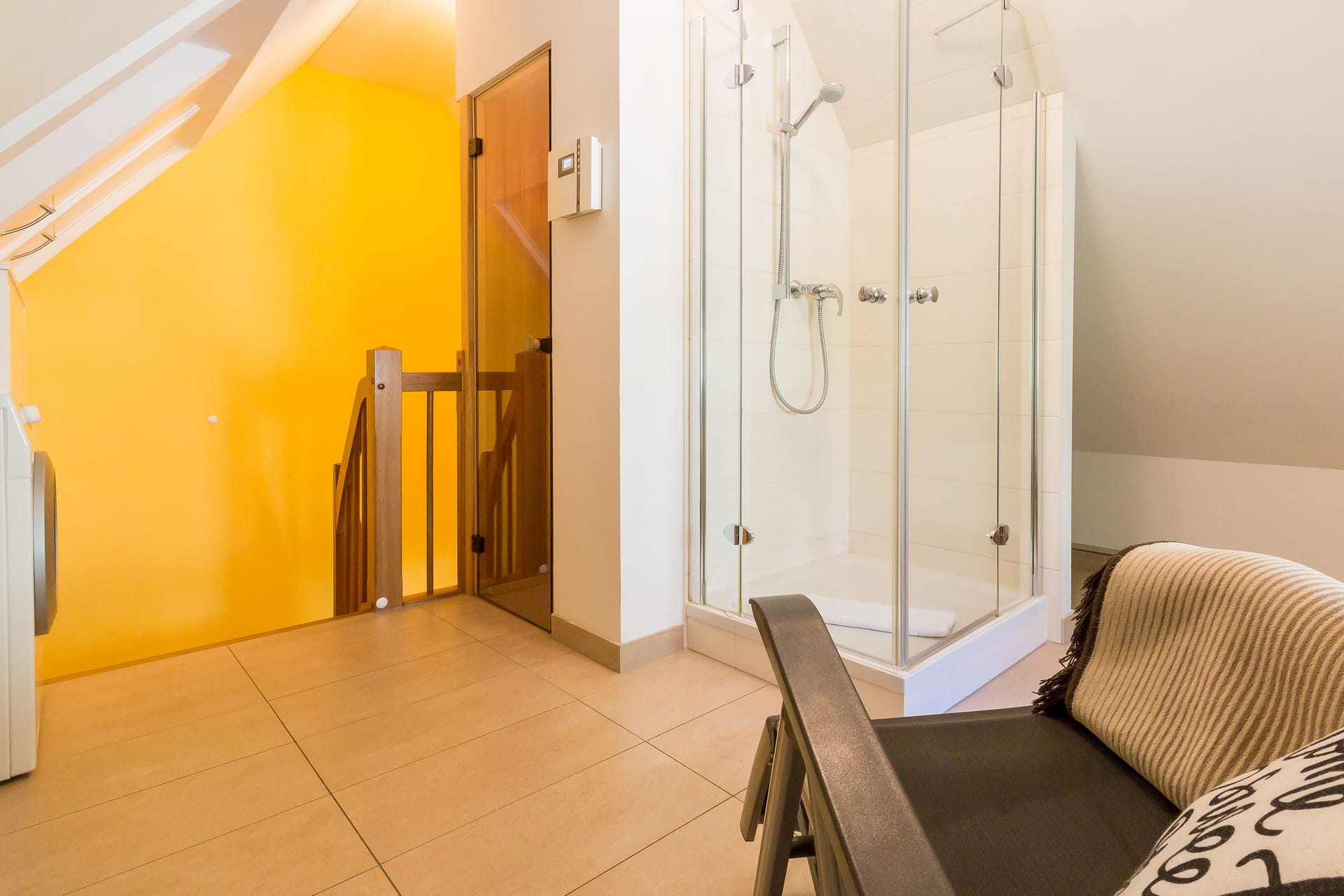 Modernes Badezimmer mit Dusche und Stufen