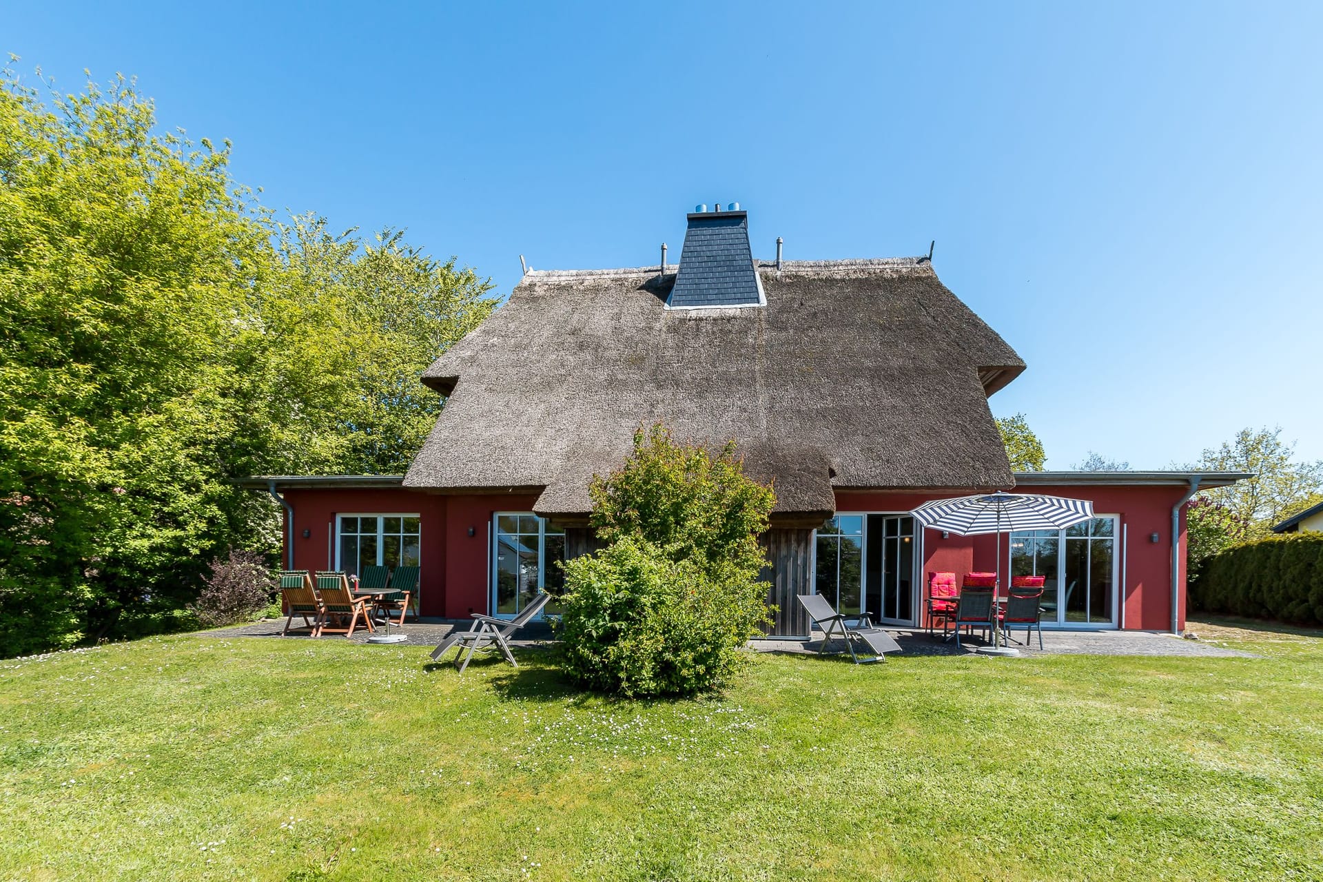 Außenansicht eines charmanten Reetdachhauses