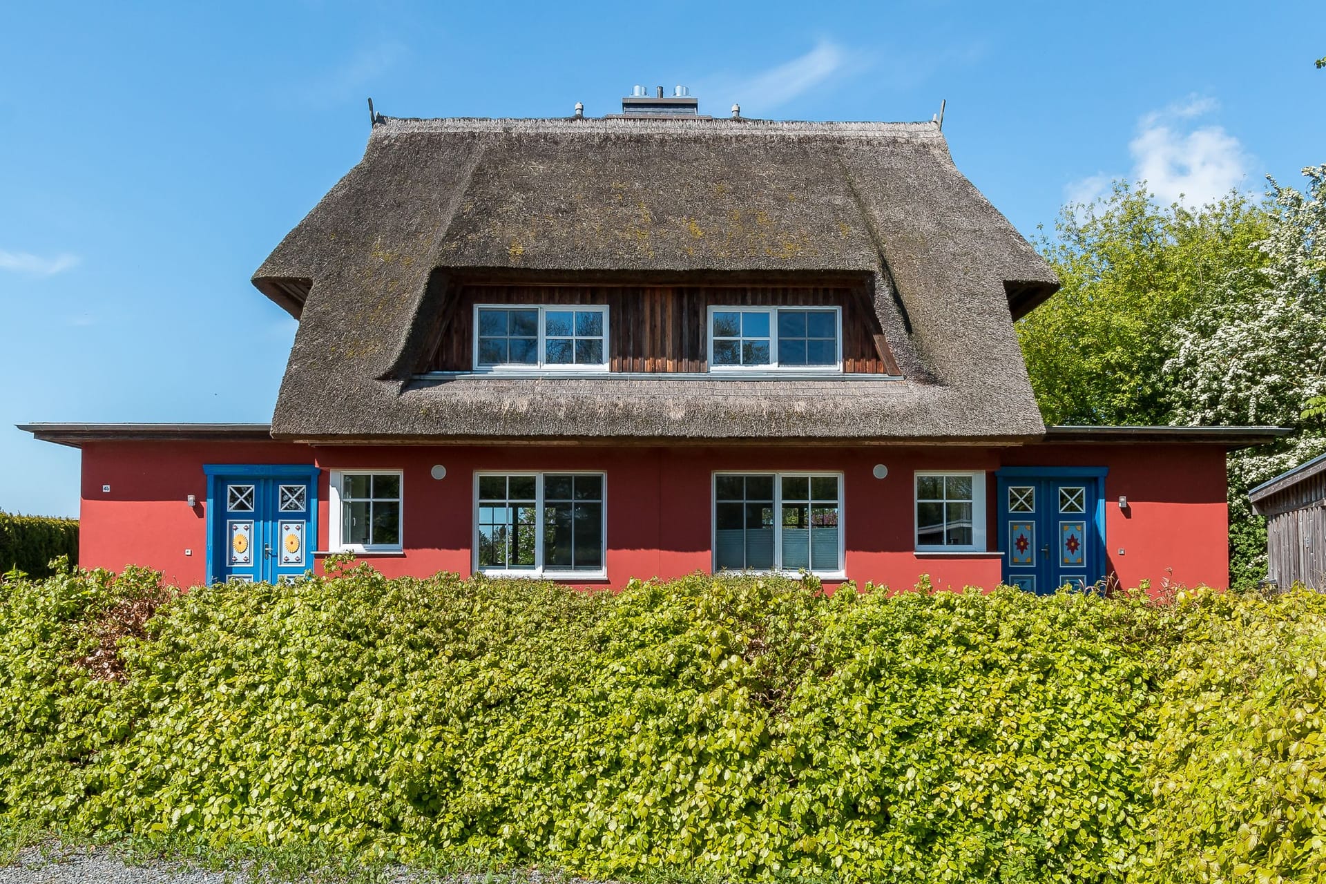 Außenansicht eines charmanten Reetdachhauses