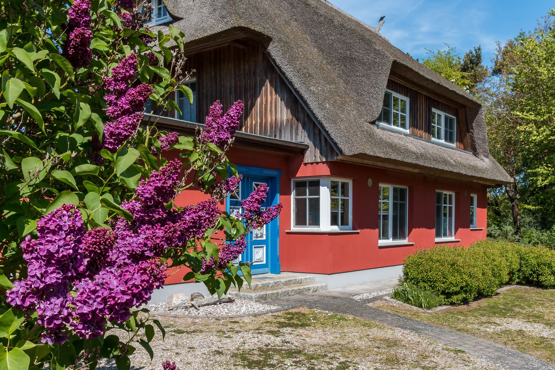 Außenansicht eines charmanten Reetdachhauses