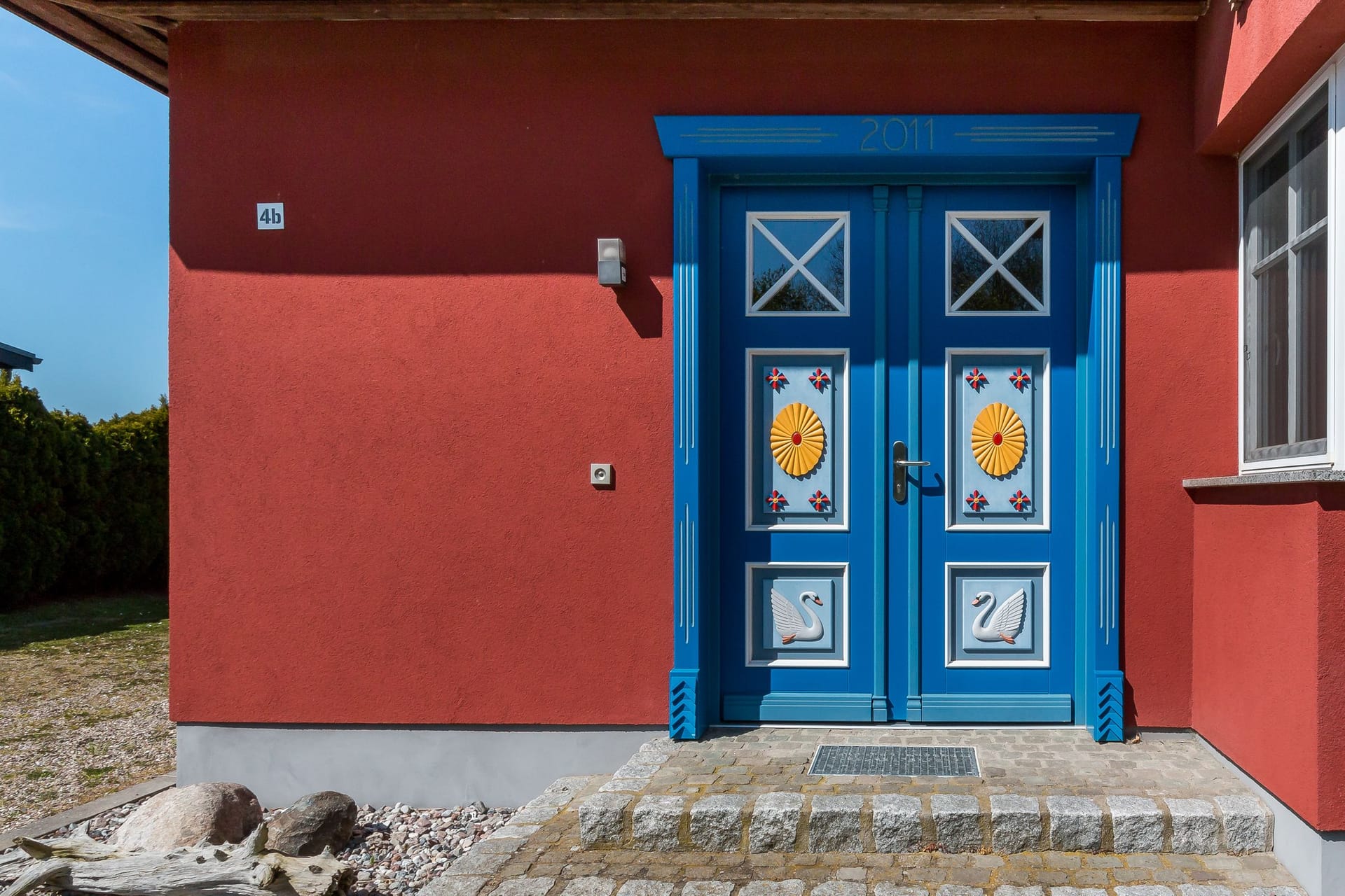 Eingangstür eines Hauses mit blauen Details