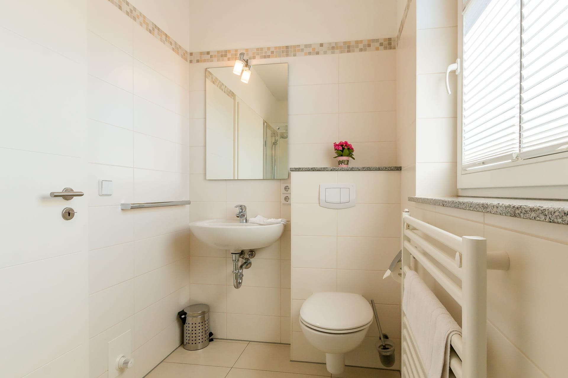 Modernes Badezimmer mit Waschbecken und Spiegel