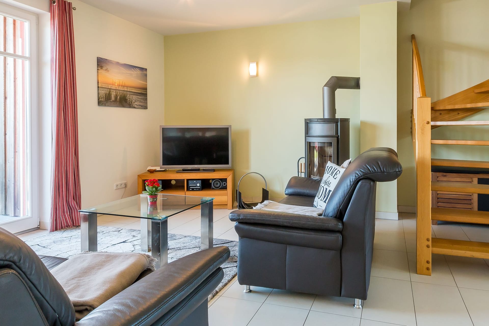Gemütliches Wohnzimmer mit Holzofen und TV