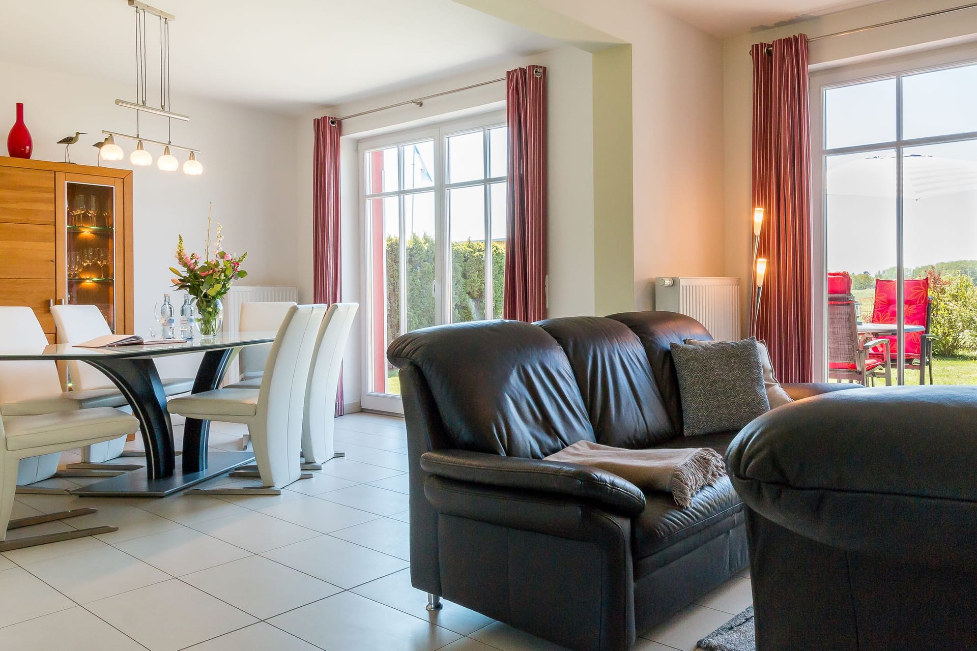 Helles Wohnzimmer mit Essbereich und Terrassenblick
