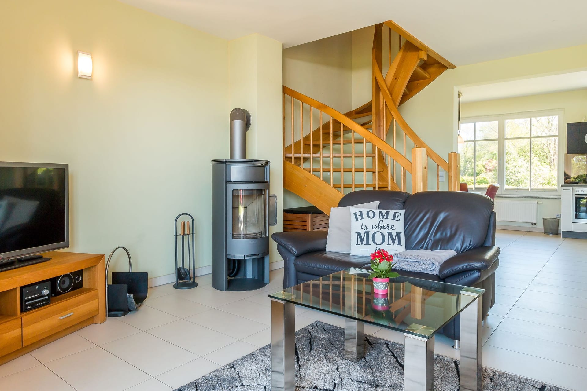 Heller Wohnraum mit Sofa und Kamin