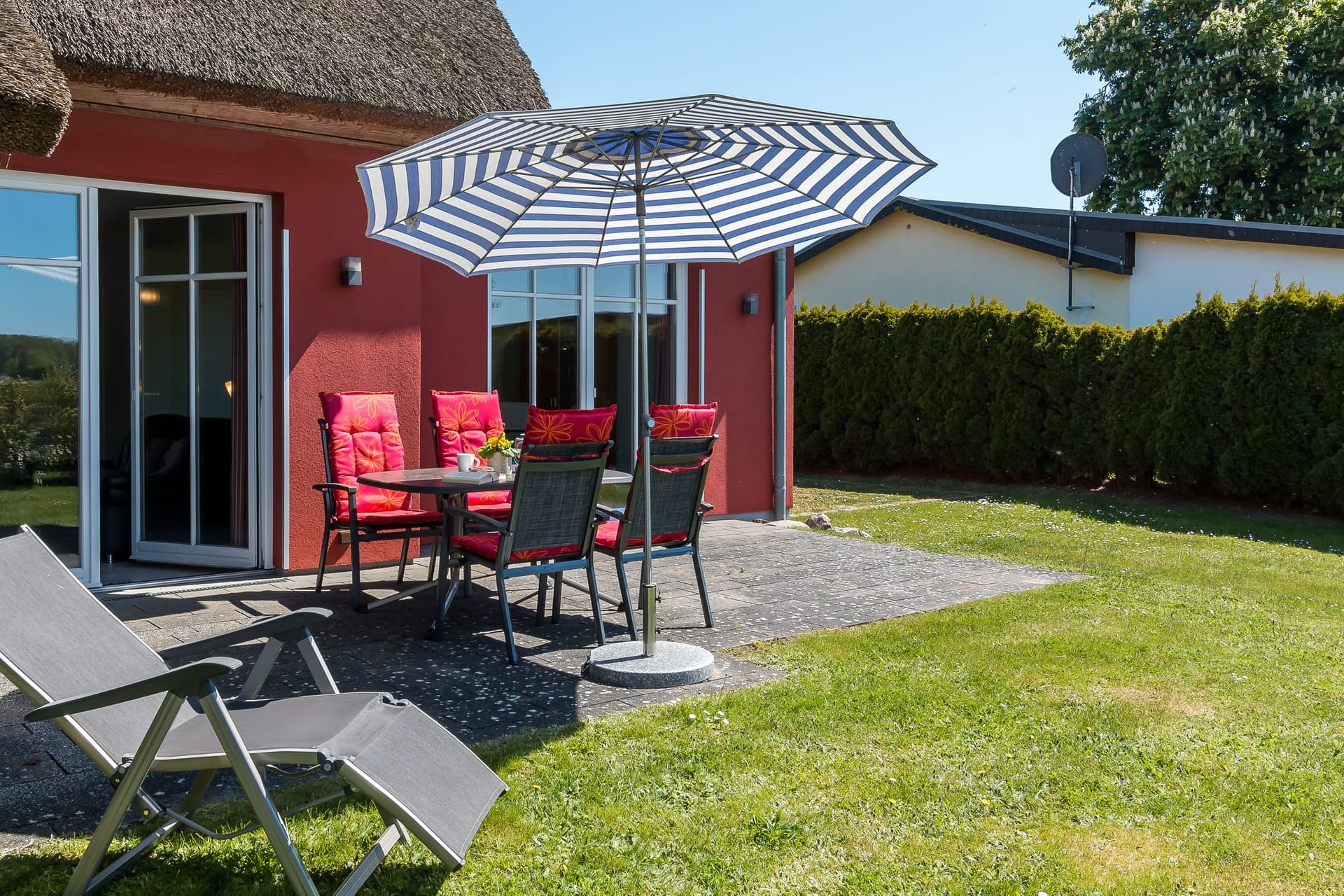 Terrasse mit Tisch und Sonnenschirm