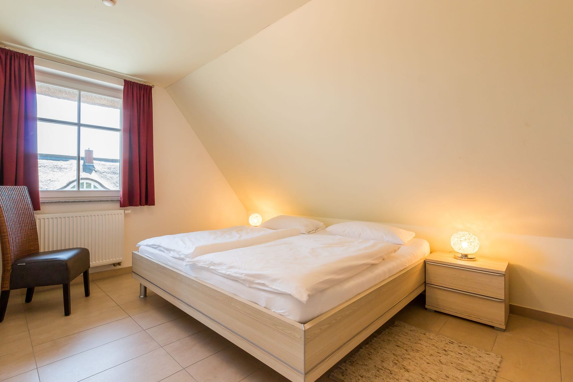 Helles Schlafzimmer mit Doppelbett und Nachttisch