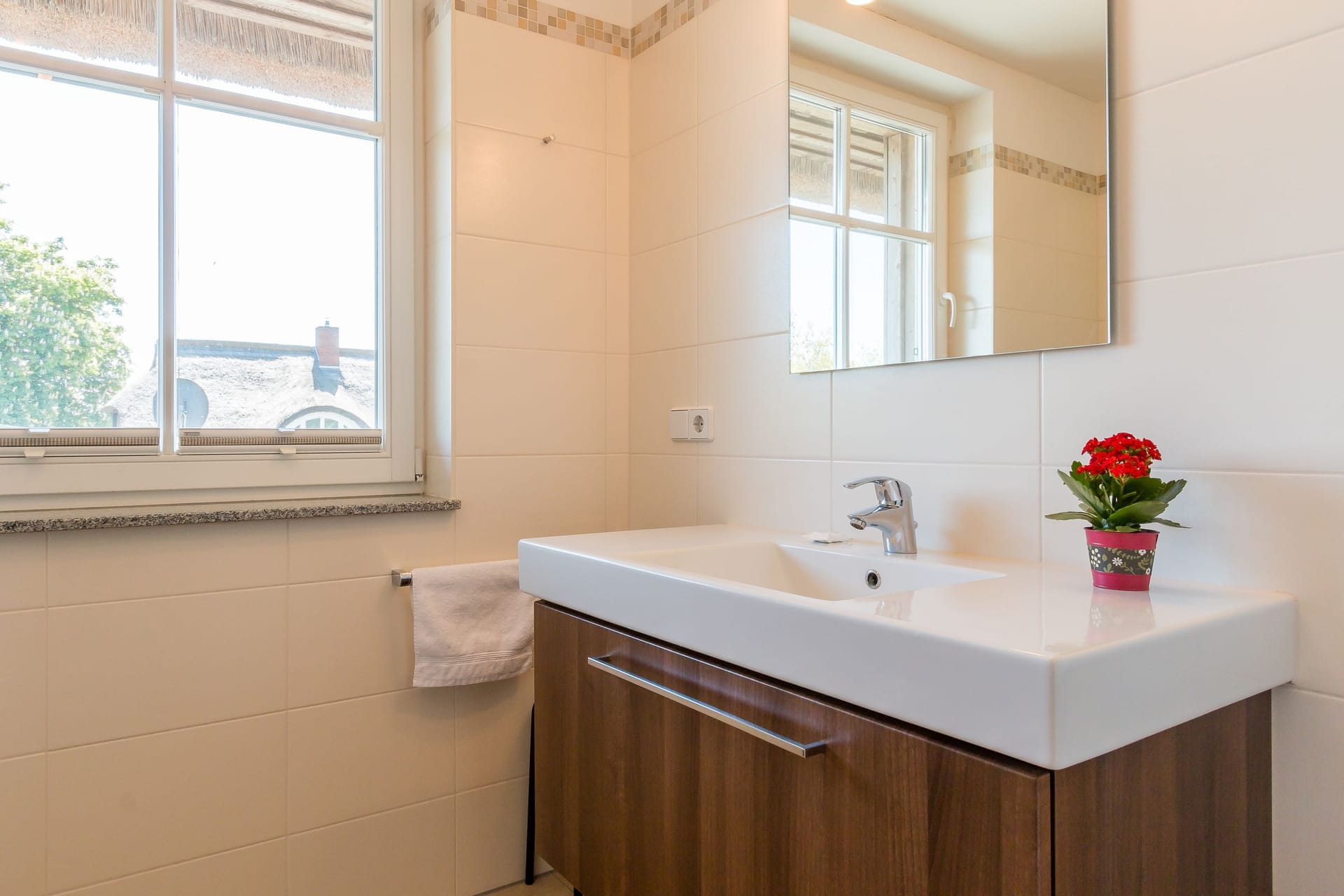 Helles Badezimmer mit Waschbecken und Fenster