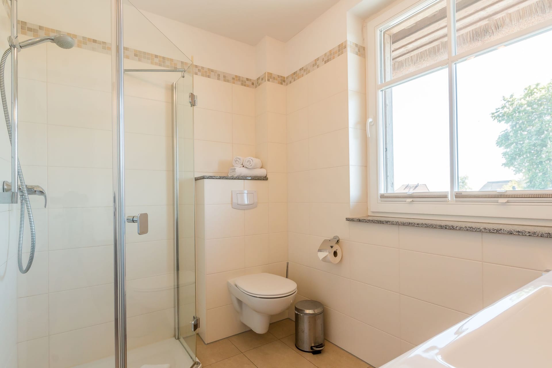 Helles Badezimmer mit moderner Dusche