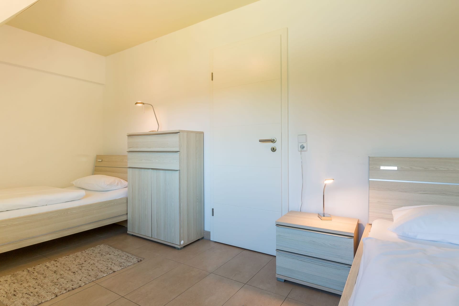 Schlafzimmer mit zwei Betten und Nachttisch
