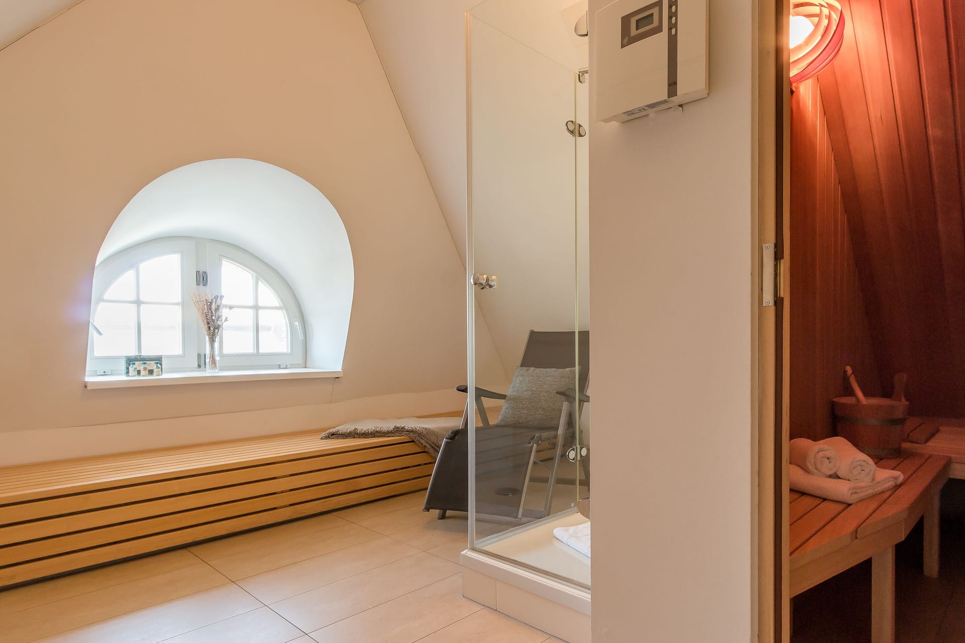 Wellnessbereich mit Sauna und Dusche
