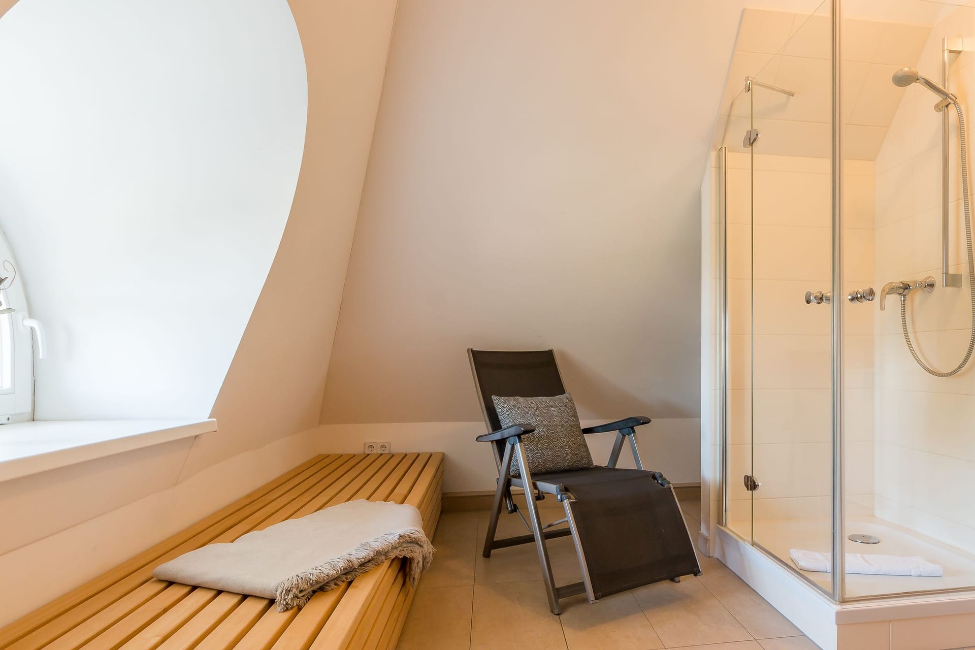 Moderne Sauna mit Lounge-Stuhl und Dusche