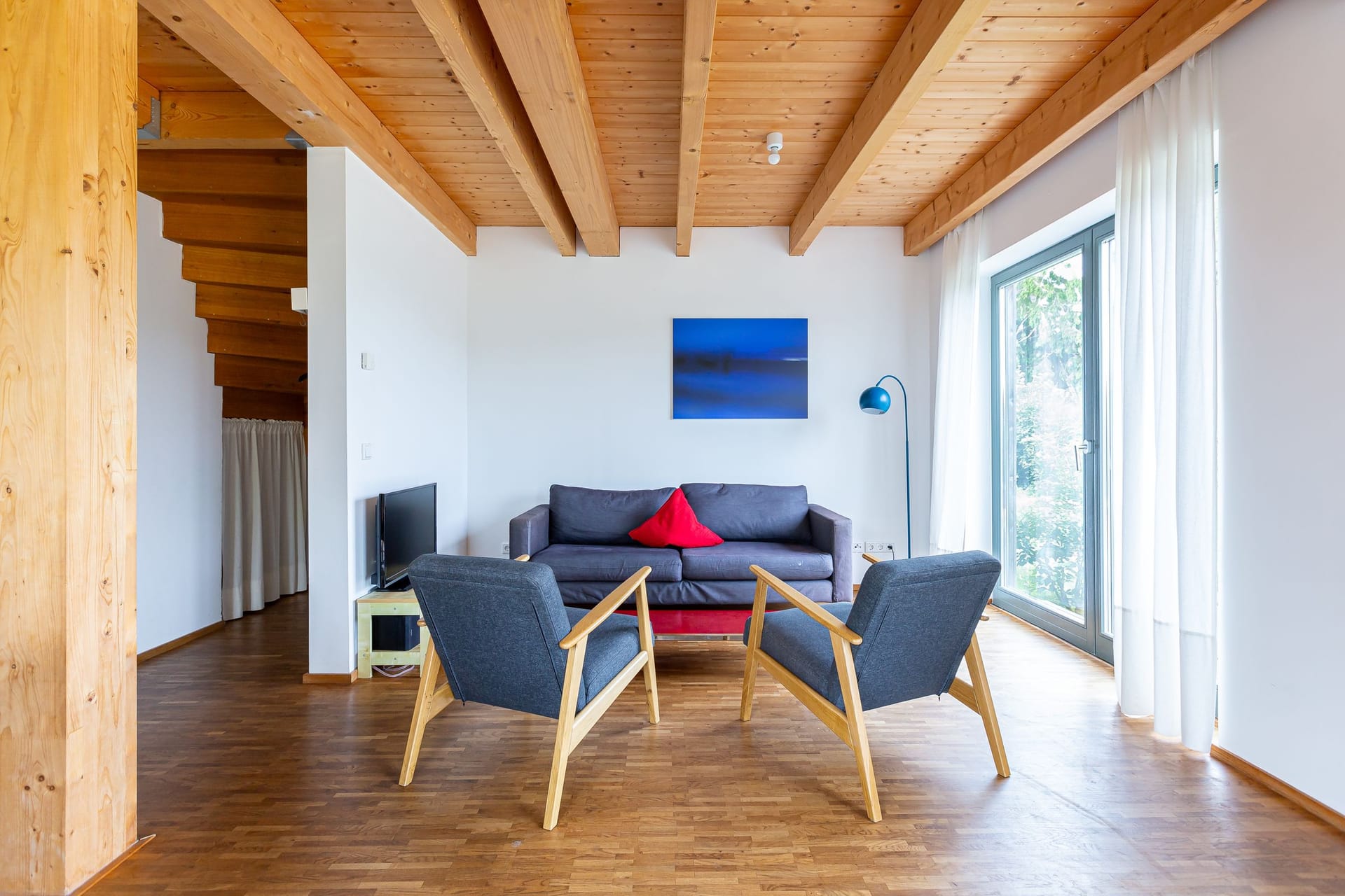 Gemütliches Wohnzimmer mit Sofa und Stühlen