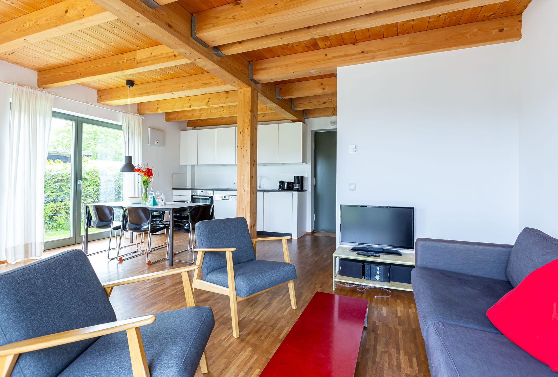 Heller Wohnraum mit Sofa und Esstisch