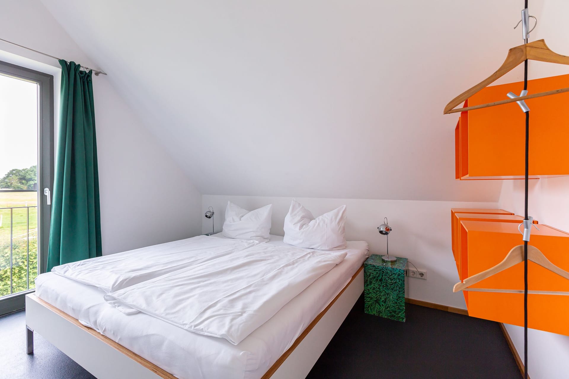 Helles Schlafzimmer mit Doppelbett und Stauraum