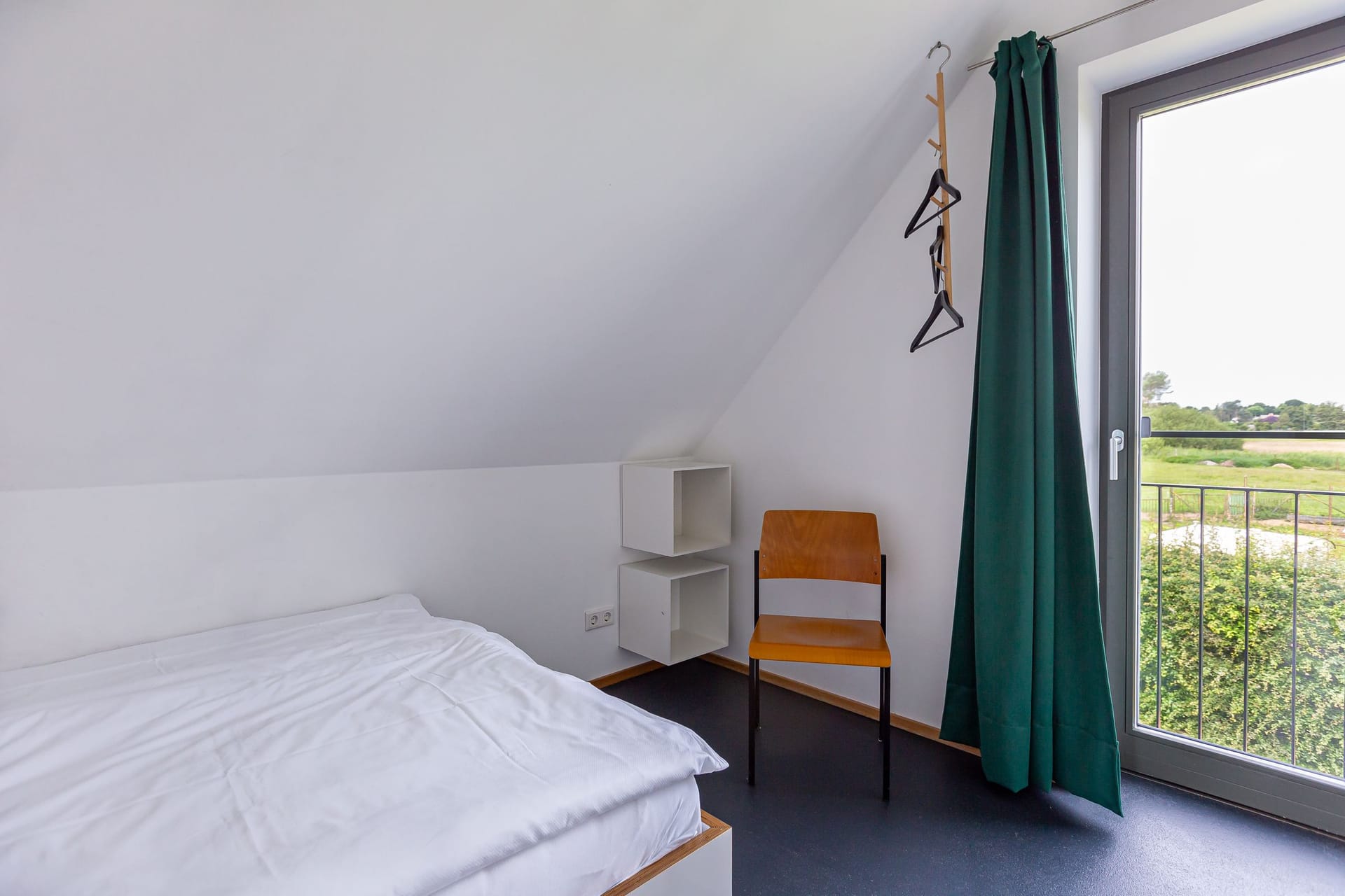 Helles Schlafzimmer mit Bett und Fenster