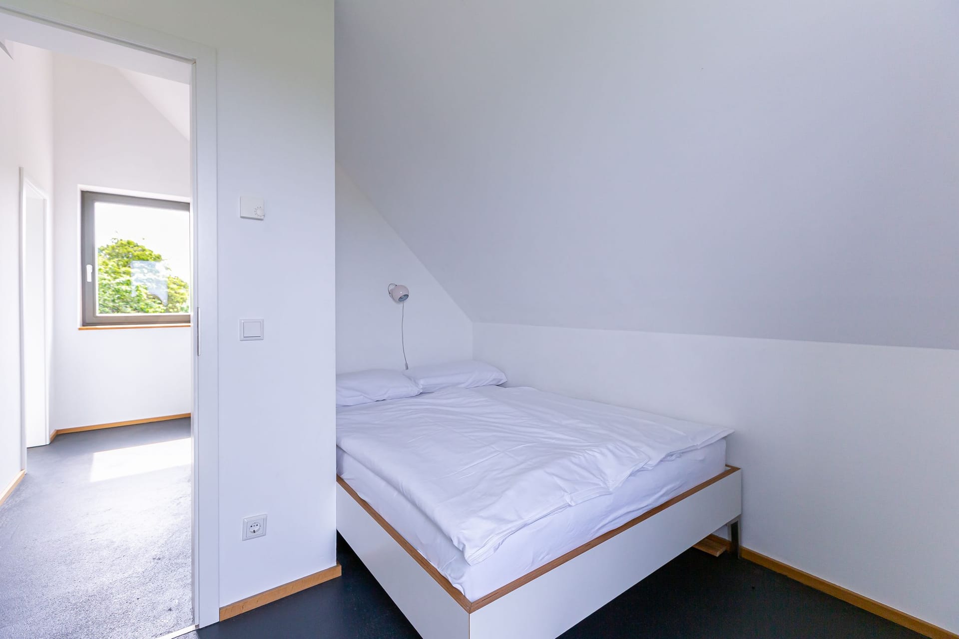 Helles Schlafzimmer mit großem Fenster