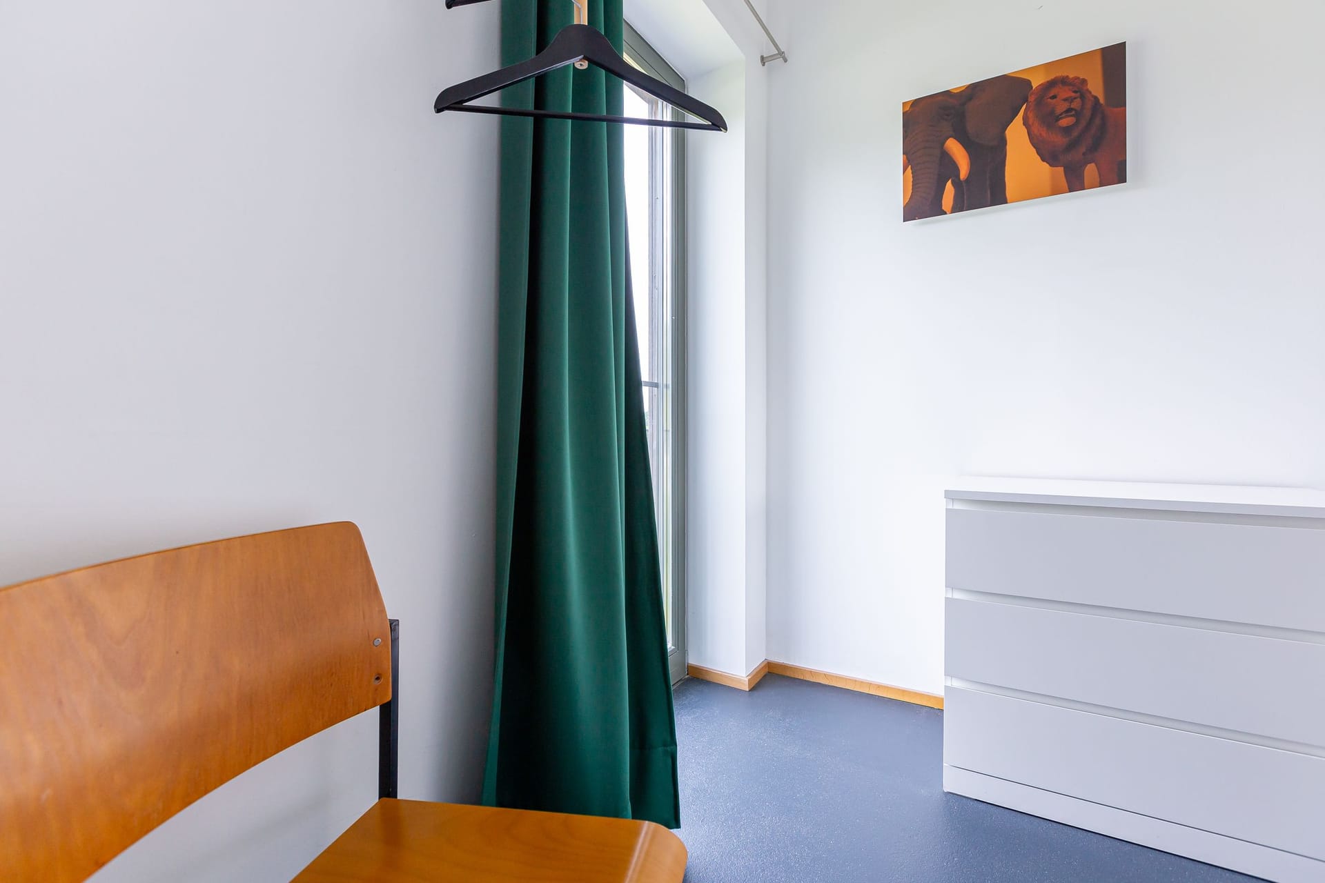 Schlafzimmer mit Stuhl und Kommode