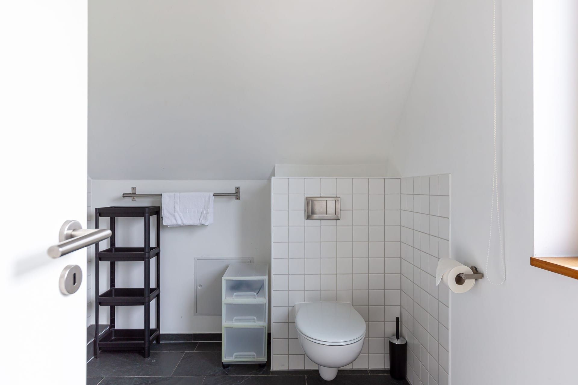 Helles Badezimmer mit WC und Regalen