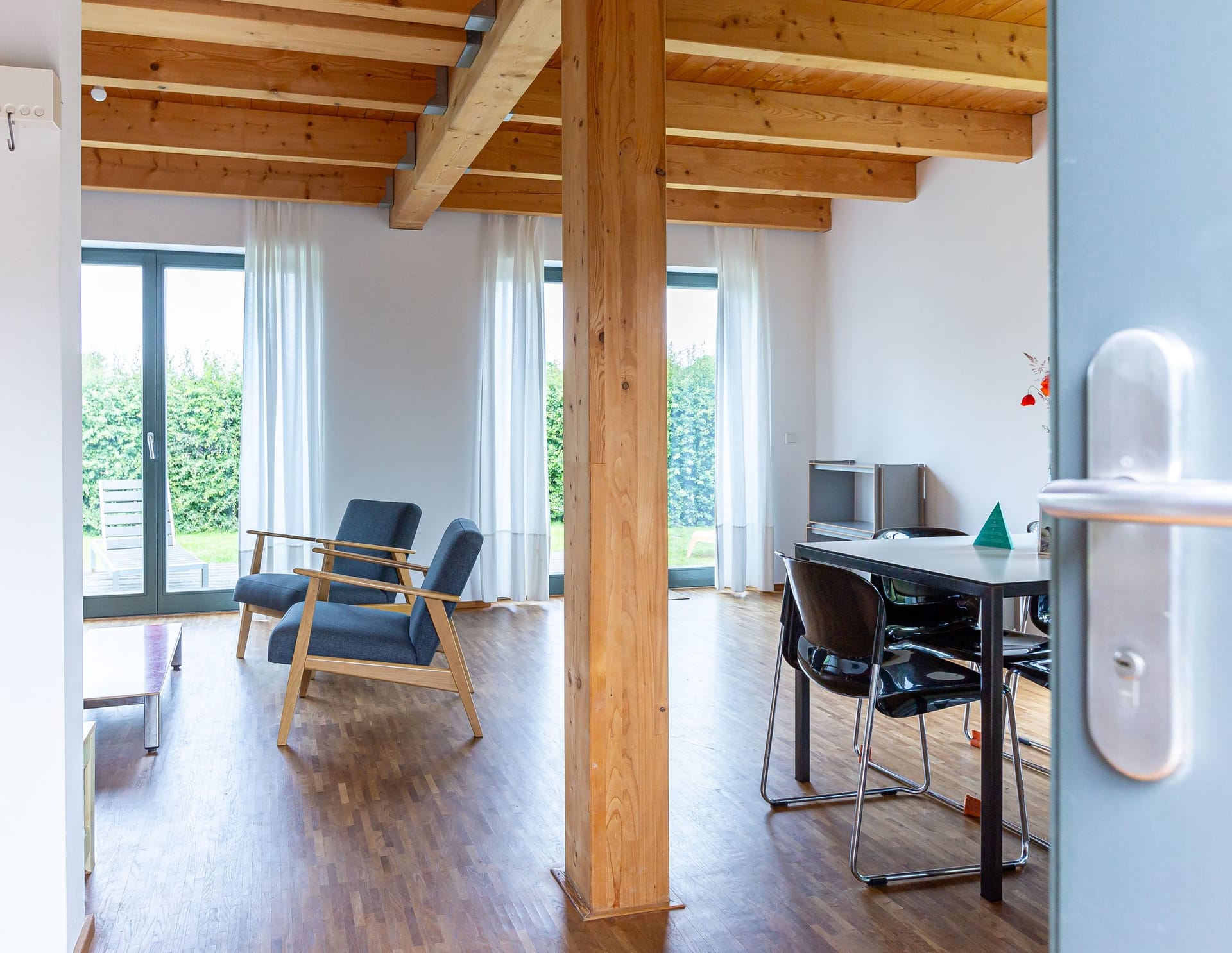 Helles Wohnzimmer mit modernen Möbeln