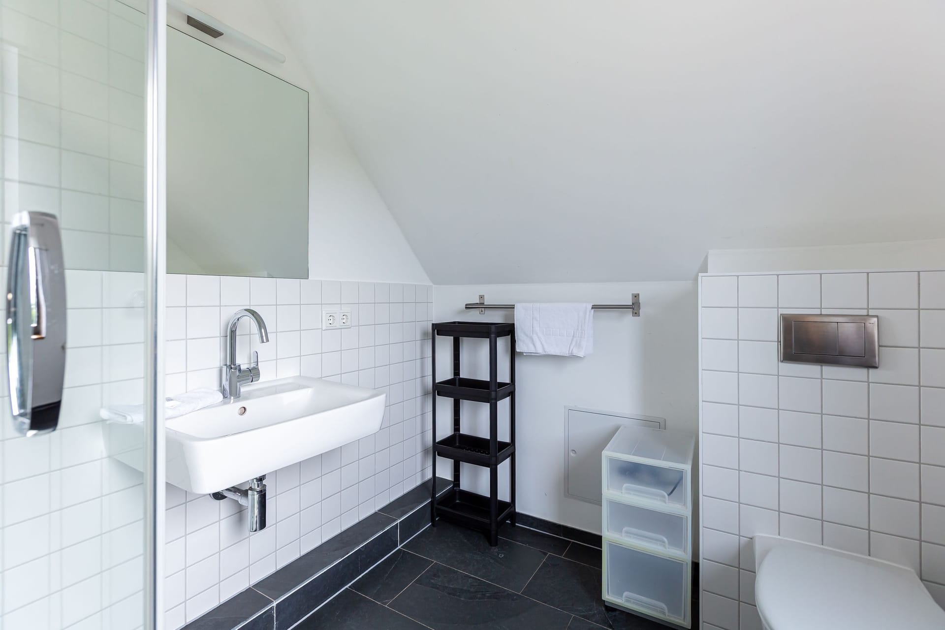 Modernes Badezimmer mit Dusche und Waschbecken