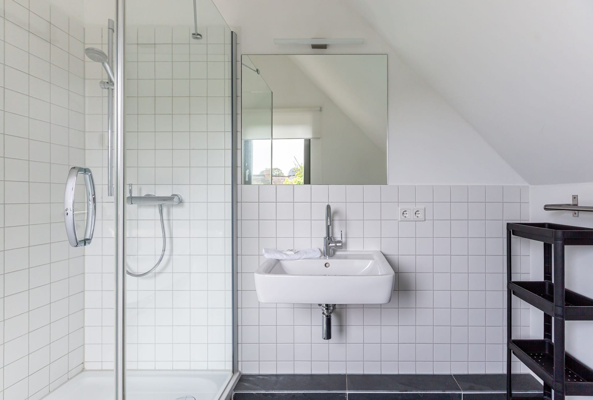 Modernes Badezimmer mit Dusche und Waschbecken