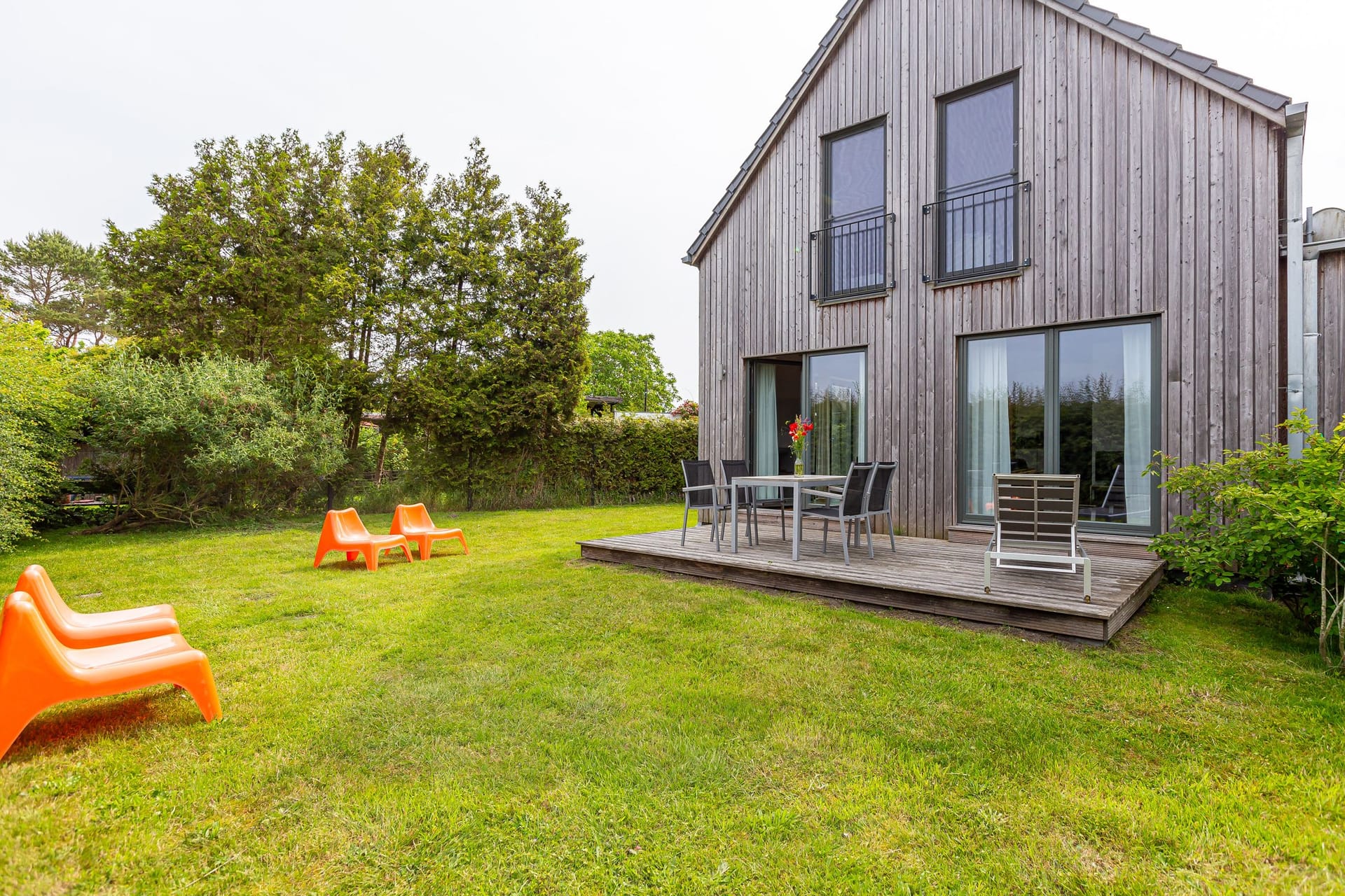 Moderne Holzvilla mit Gartenansicht