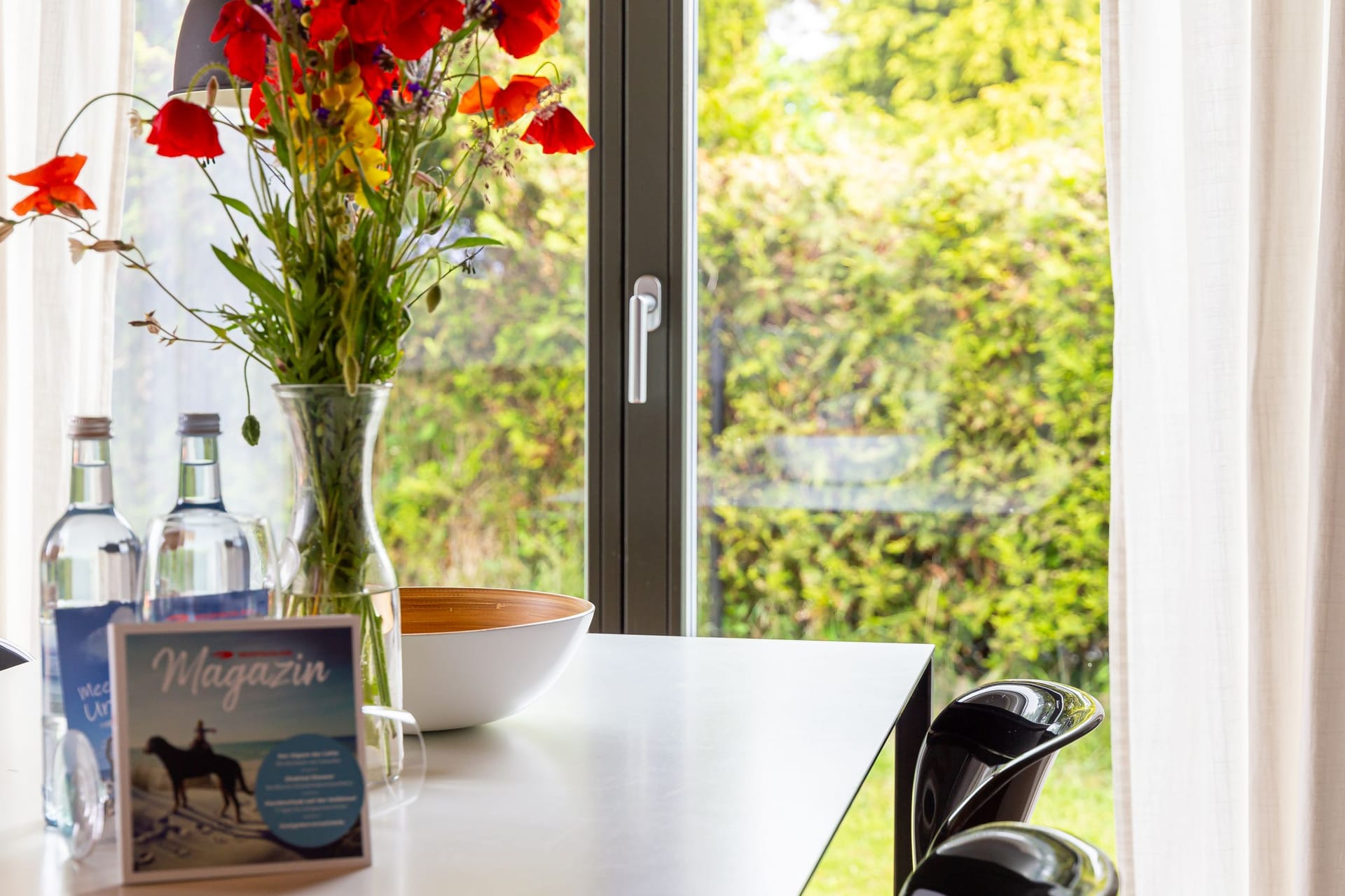moderne Küche mit Blick ins Grüne