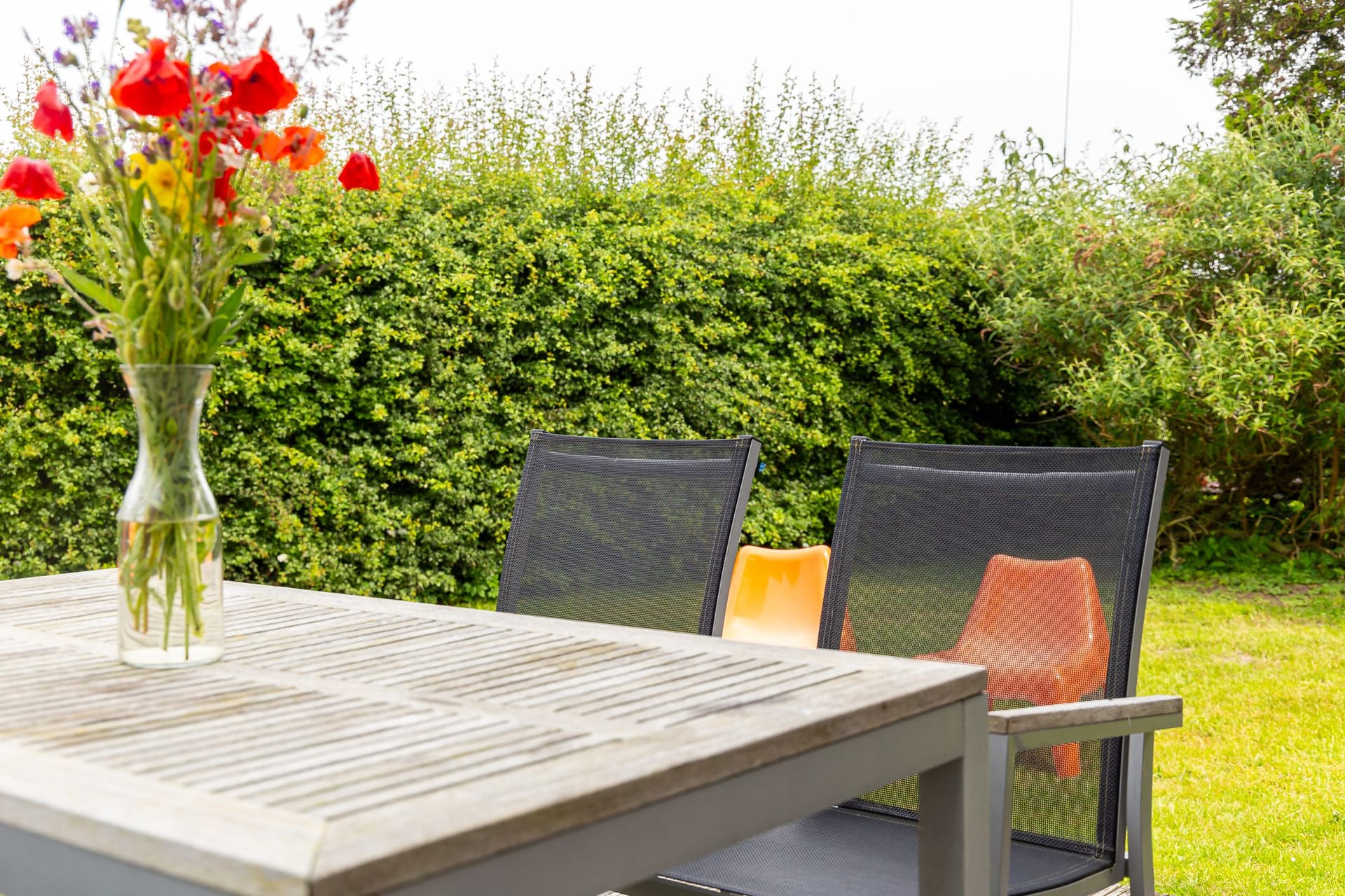 Terrasse mit Tisch und Blumen