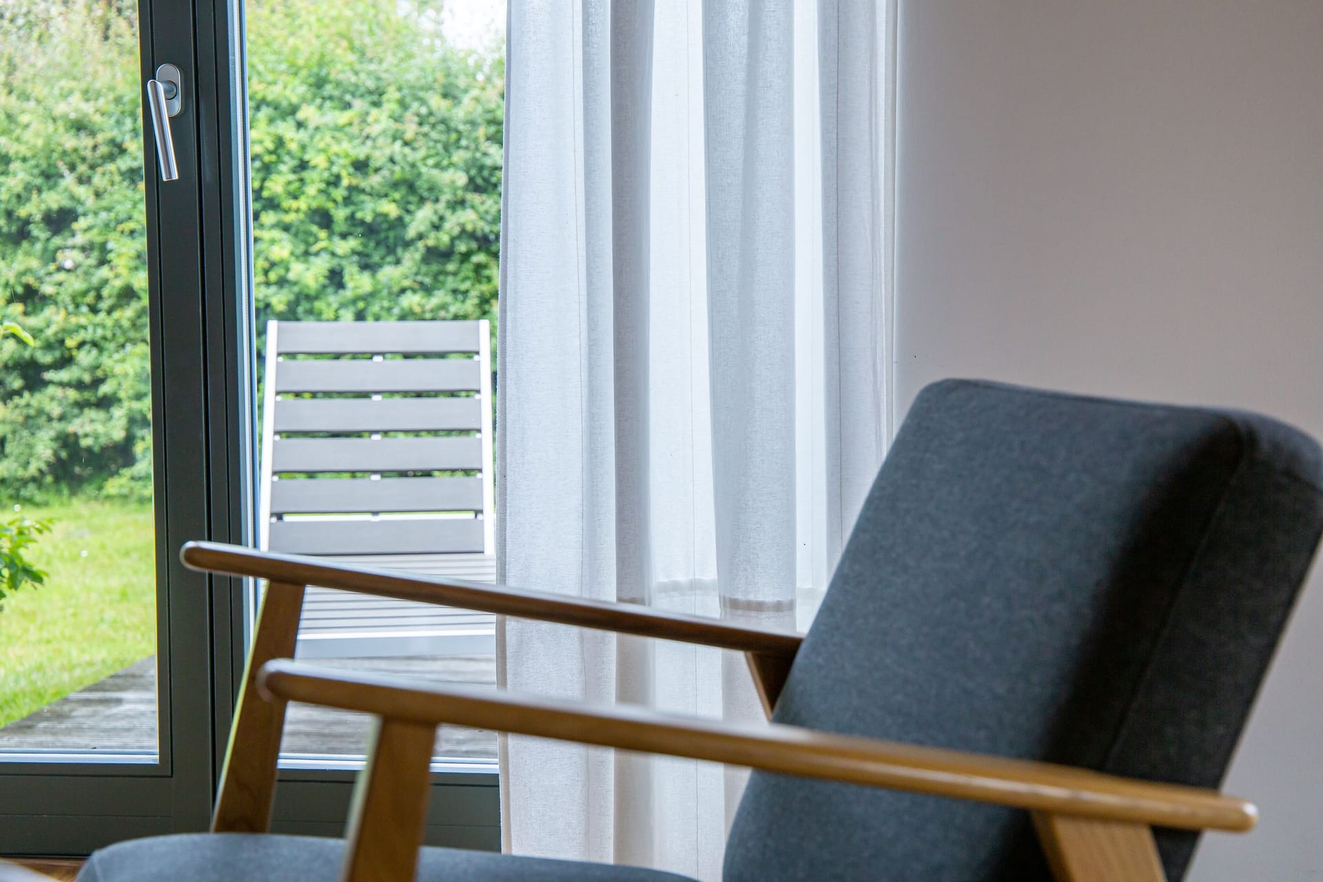 Gemütliches Wohnzimmer mit Blick auf den Garten