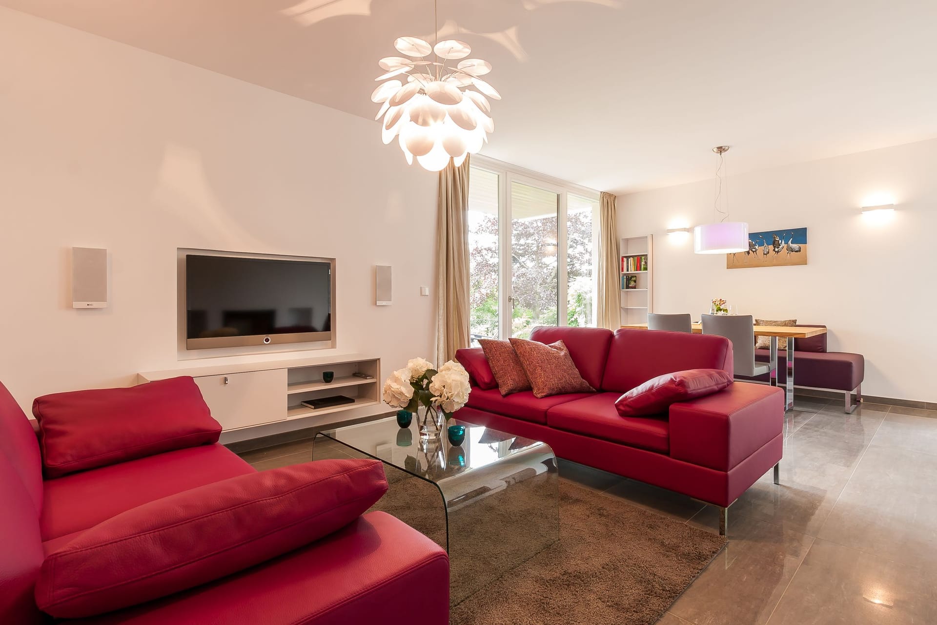 Modernes Wohnzimmer mit rotem Sofa und TV