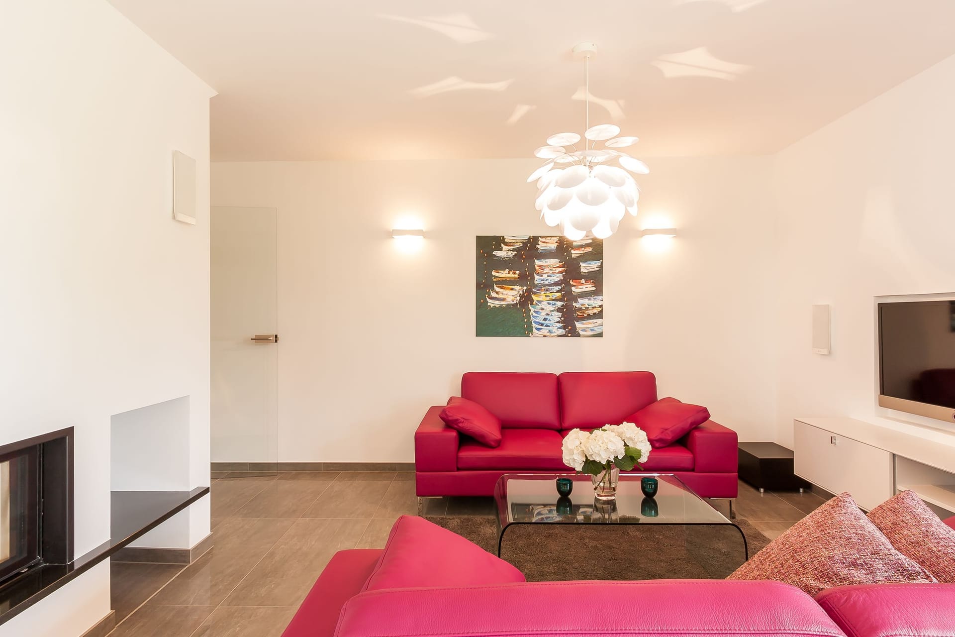 Modernes Wohnzimmer mit rotem Sofa und TV