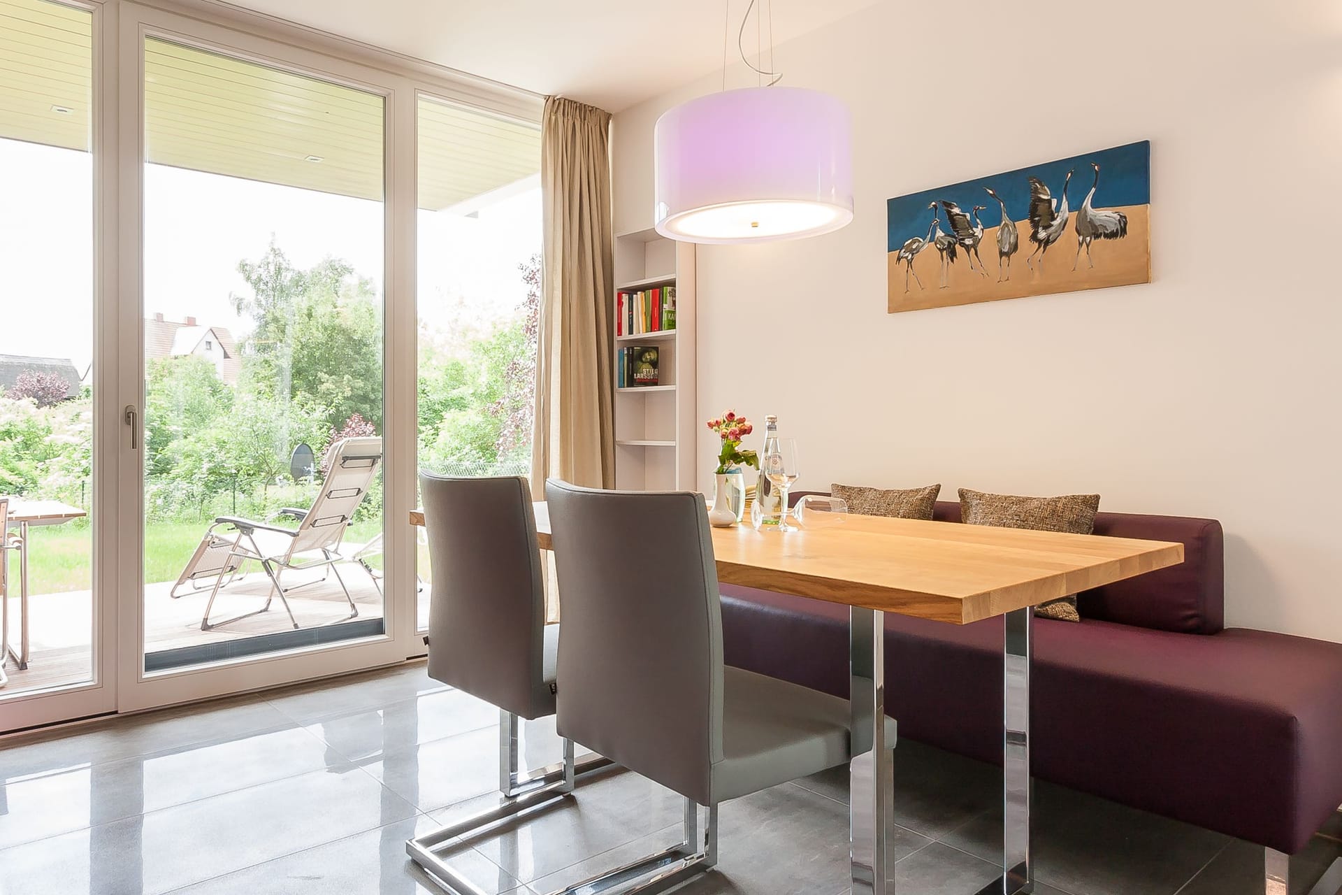 Moderne Küche mit Essbereich und Gartenblick