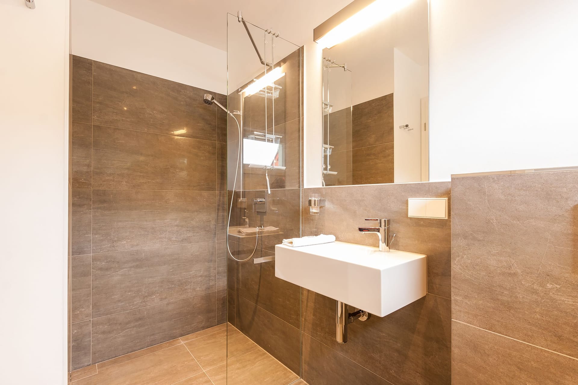 Modernes Badezimmer mit Dusche und Waschbecken