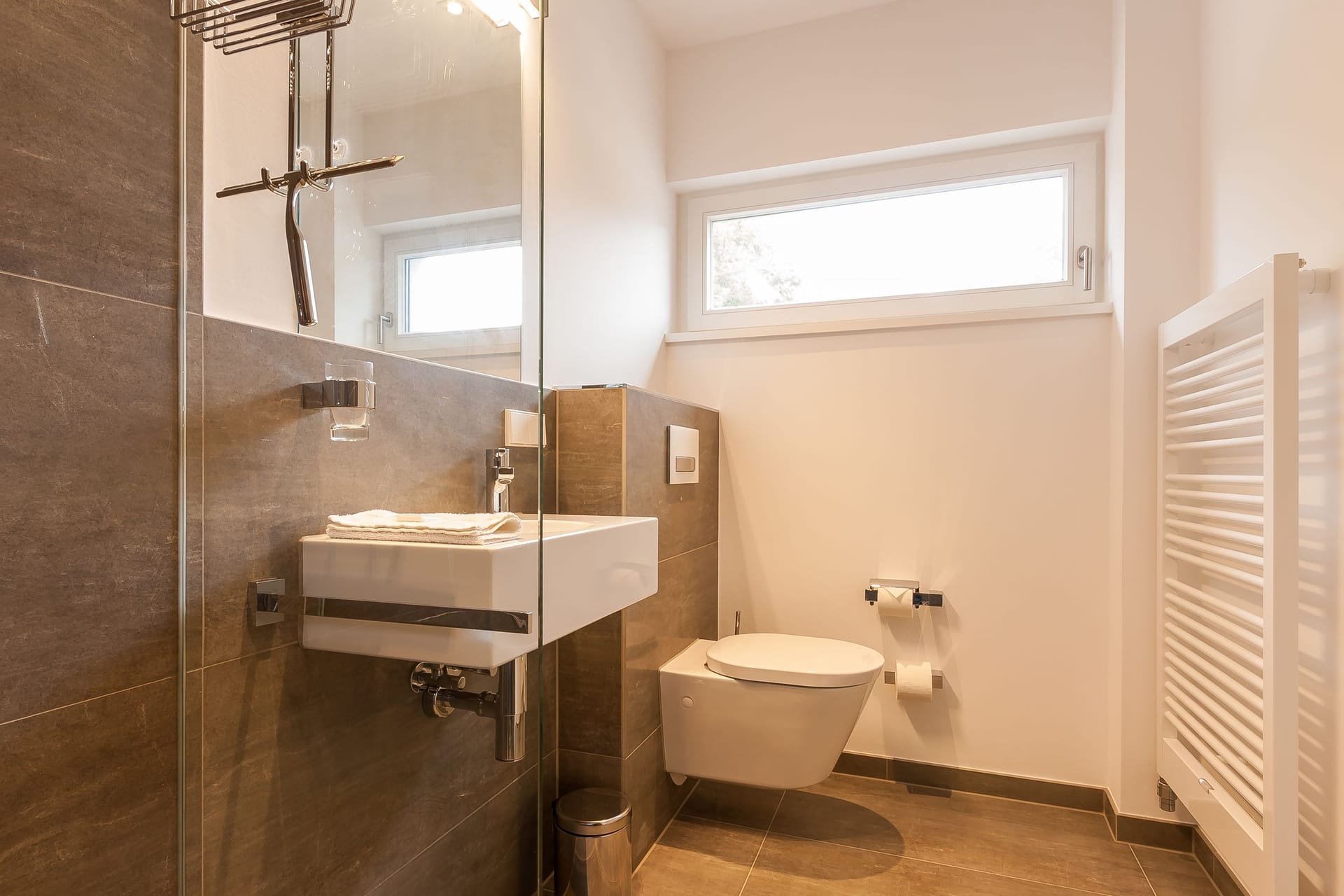 Modernes Badezimmer mit Glasdusche und Waschbecken