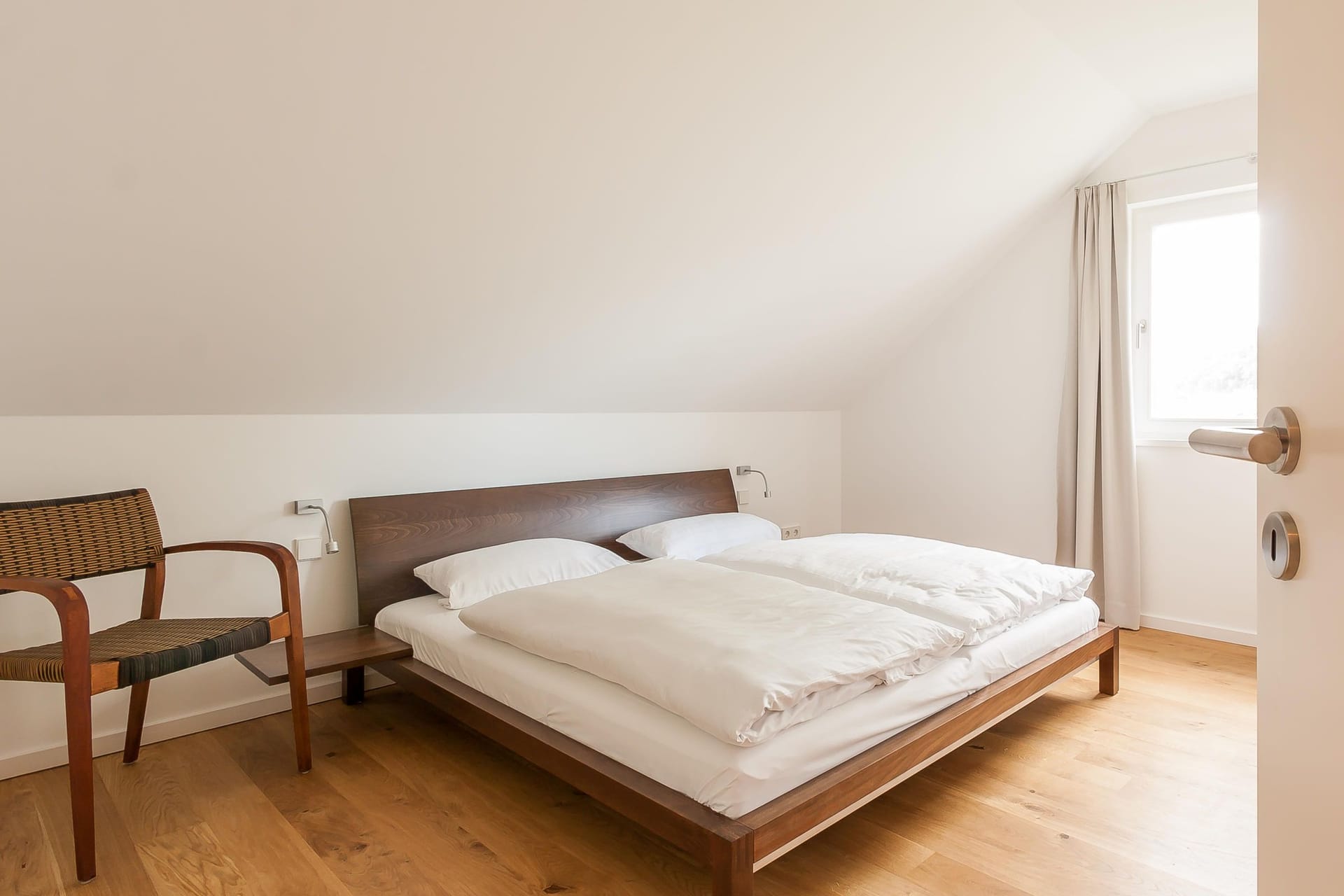 Helles Schlafzimmer mit Doppelbett