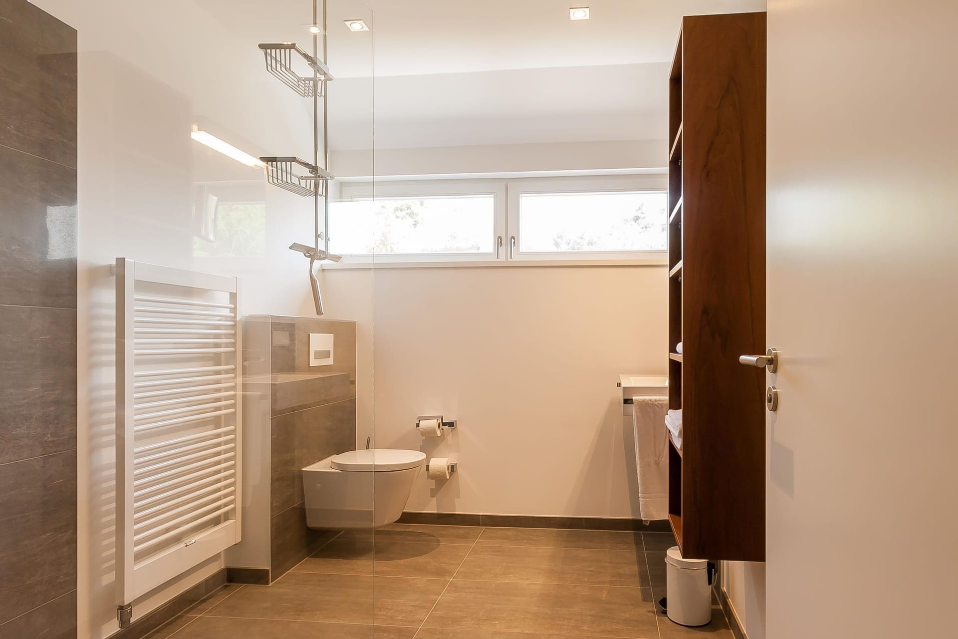 Modernes Badezimmer mit Dusche und WC