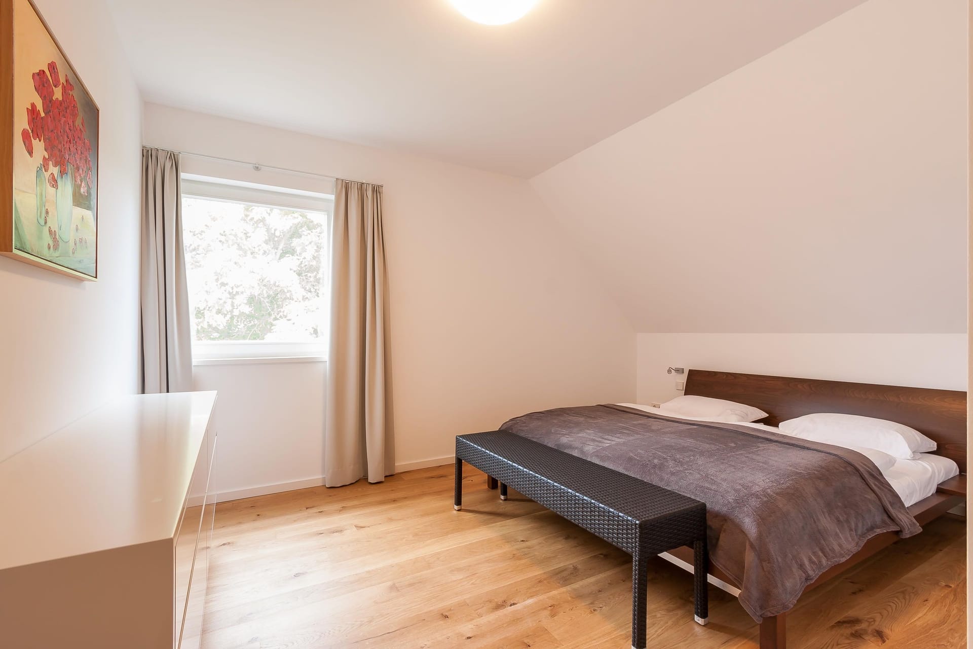 Schlafzimmer mit Doppelbett und Fenster