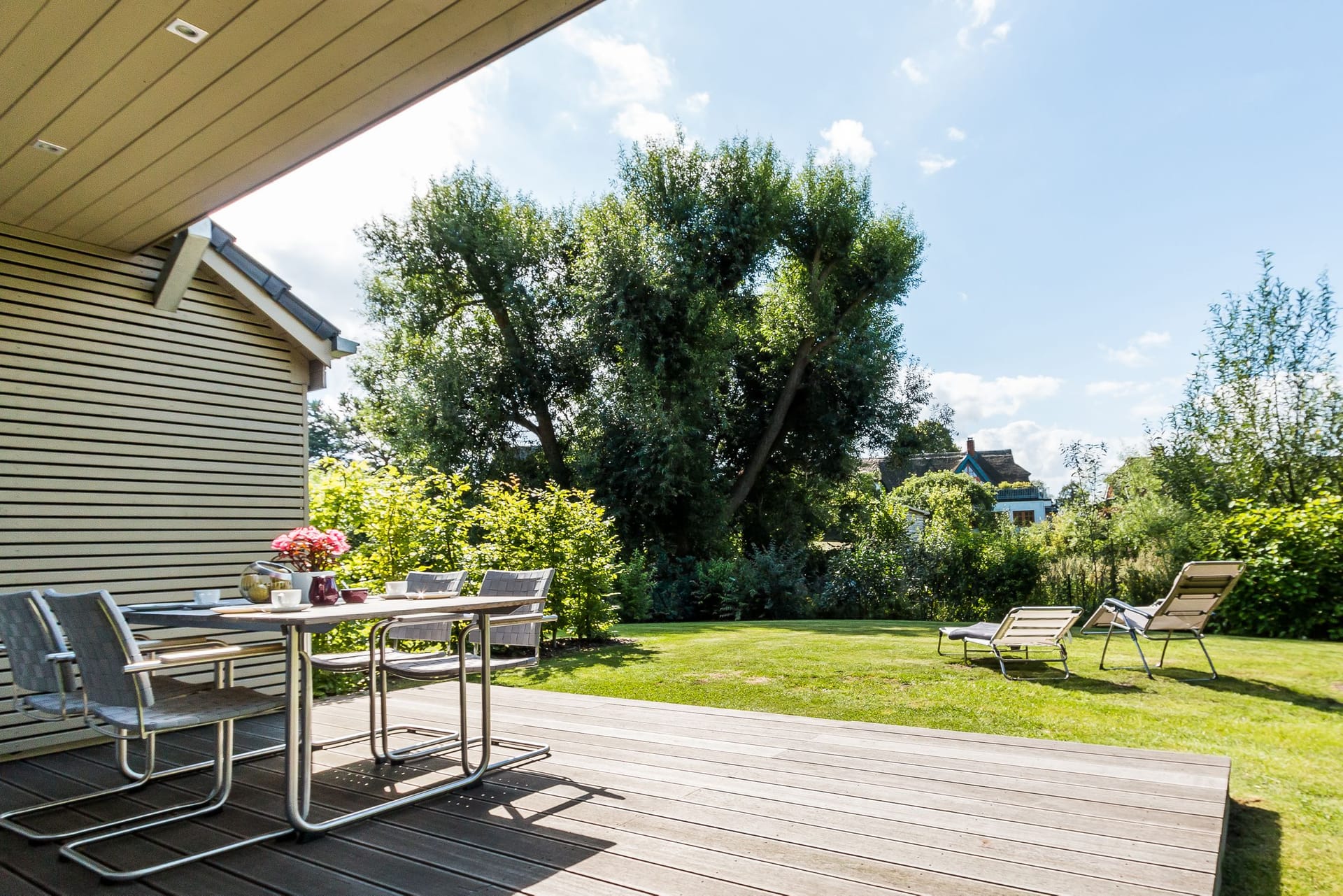 Terrasse mit Esstisch und Blick ins Grüne