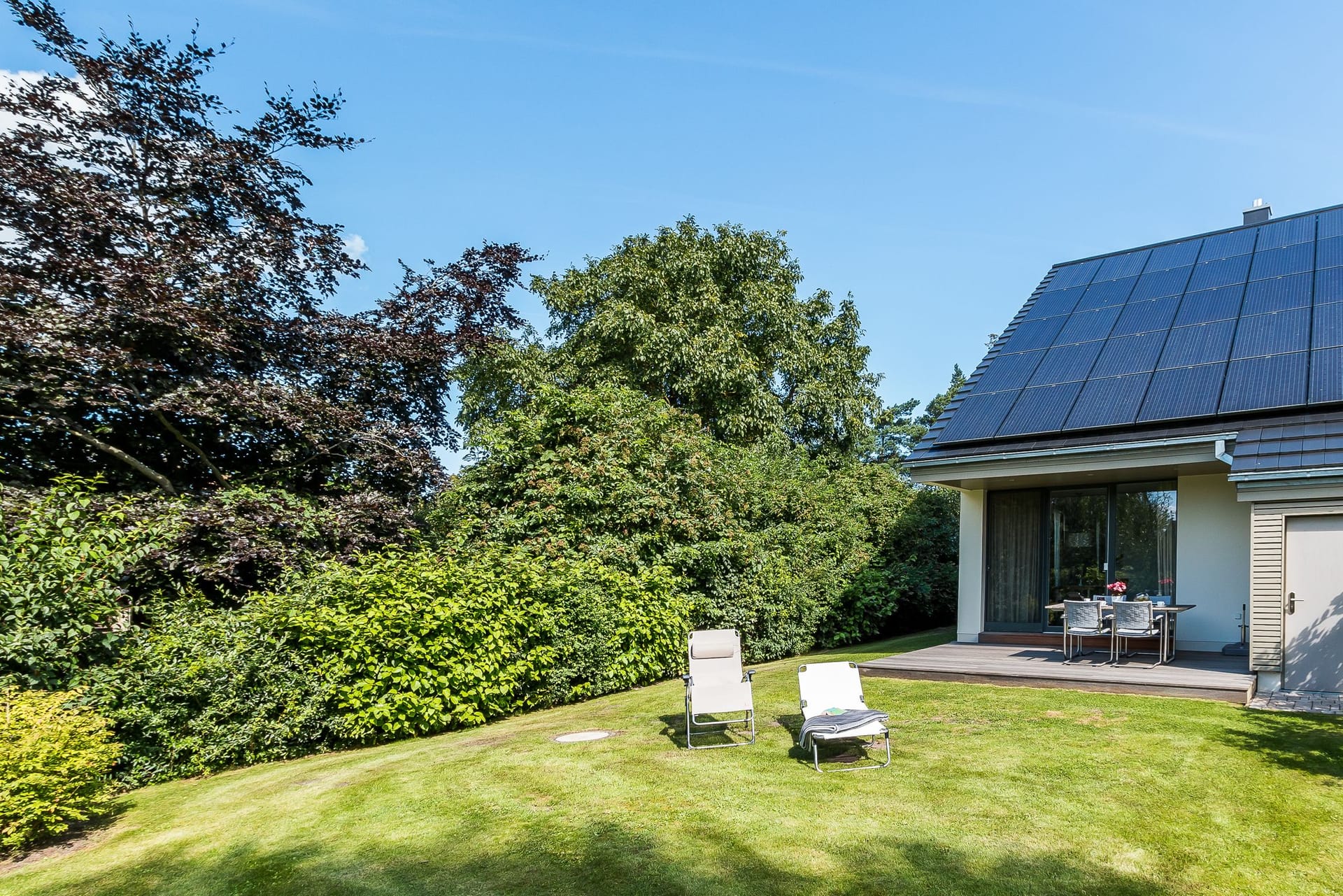 Außenansicht eines modernen Hauses mit Garten
