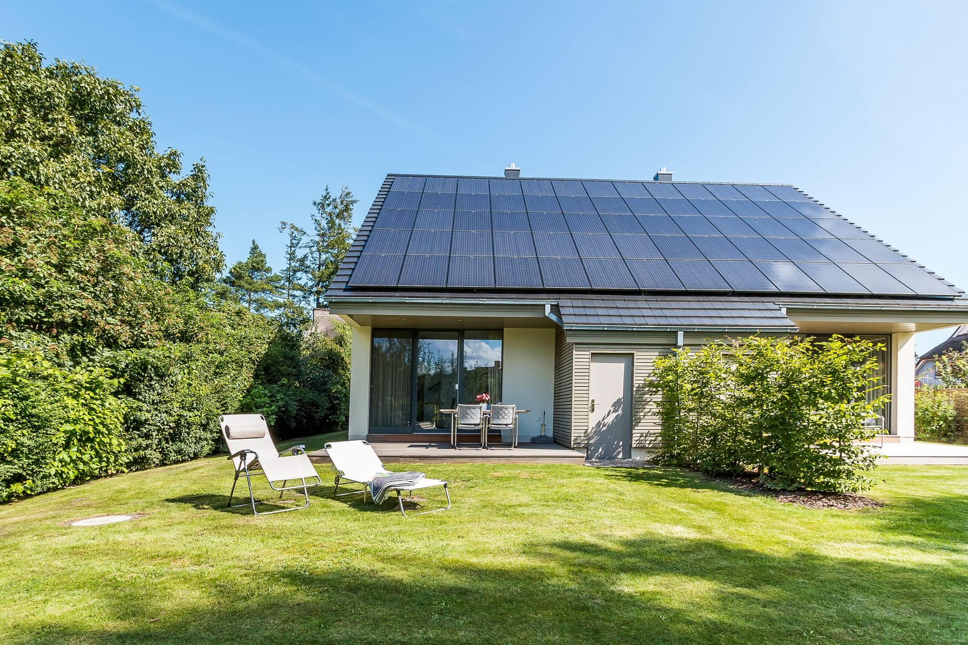 Außenansicht eines modernen Hauses mit Solarpanelen