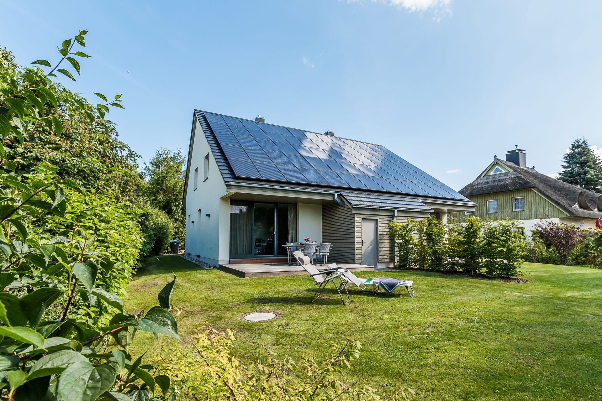 Moderne Außenansicht eines Einfamilienhauses mit Solarzellen