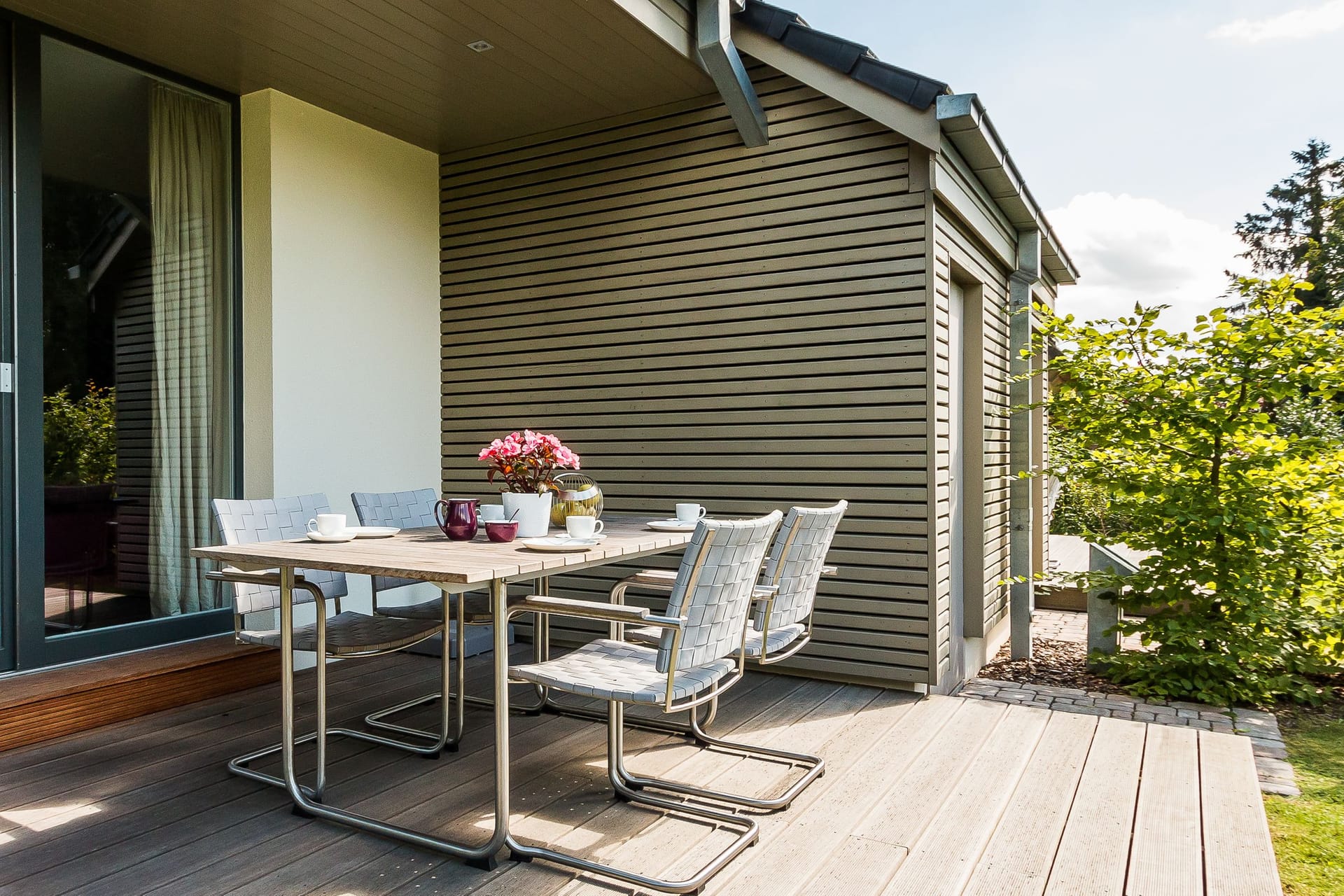 Terrasse mit Tisch und Stühlen