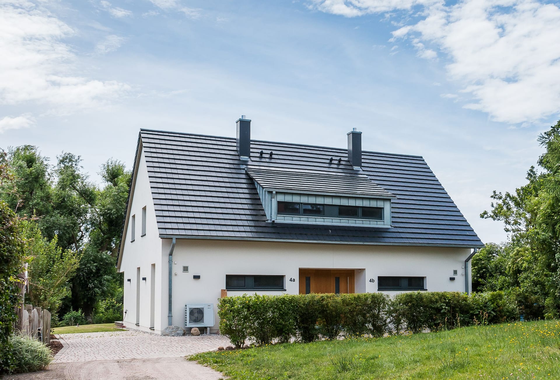 Moderne Außenansicht eines Hauses mit Satteldach