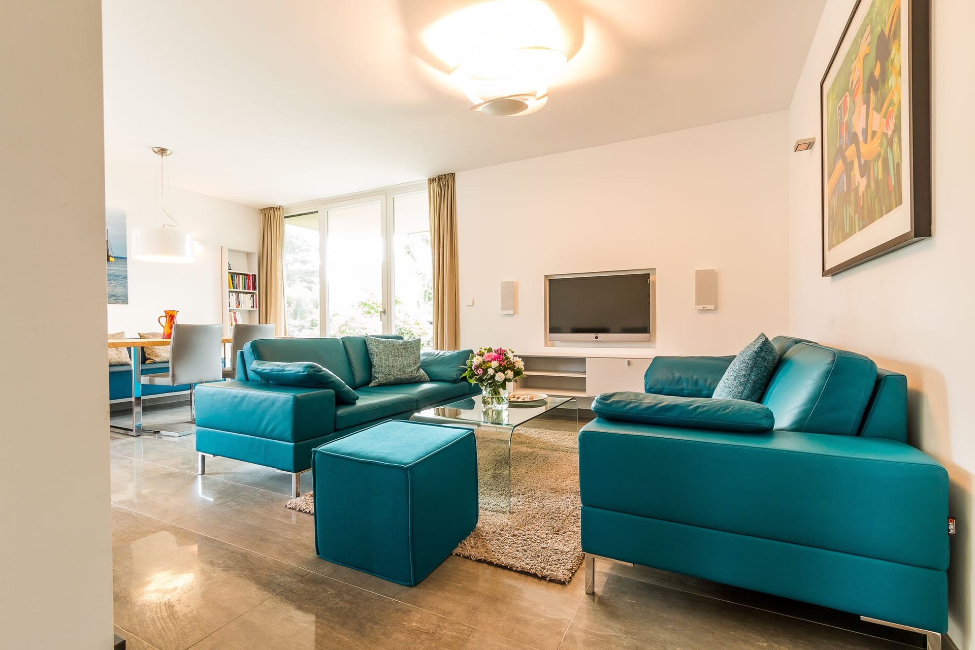 Heller Wohnraum mit moderner Couch und Fernseher