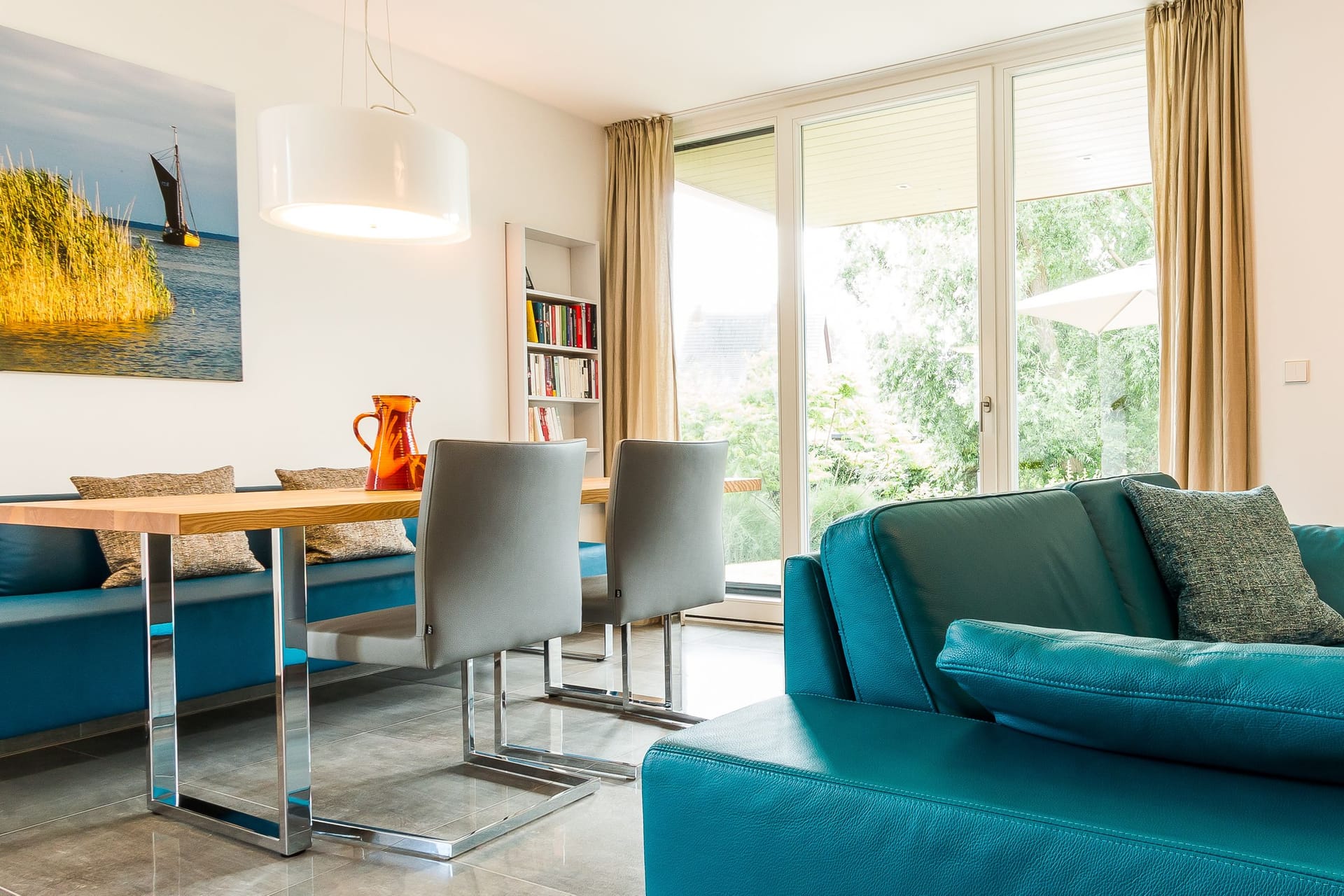 Helles Wohnzimmer mit Esstisch und Sofa