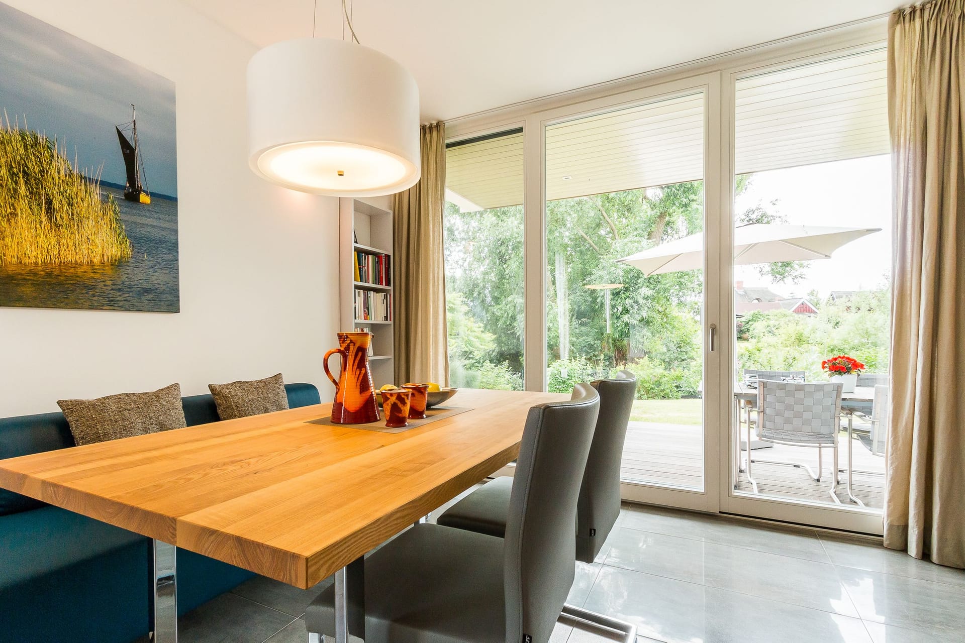 Helles Esszimmer mit Blick in den Garten