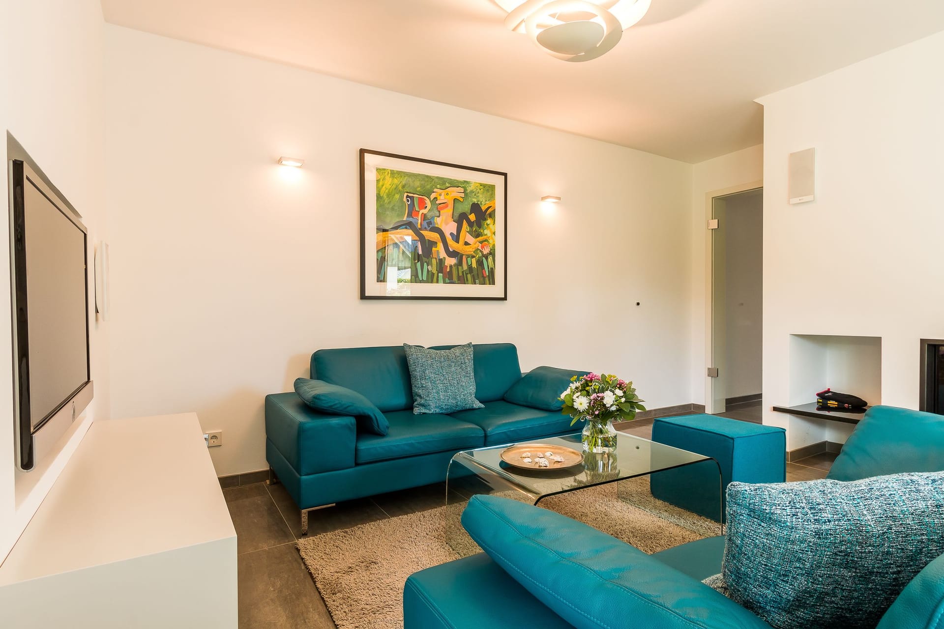 Modernes Wohnzimmer mit blauen Sofas