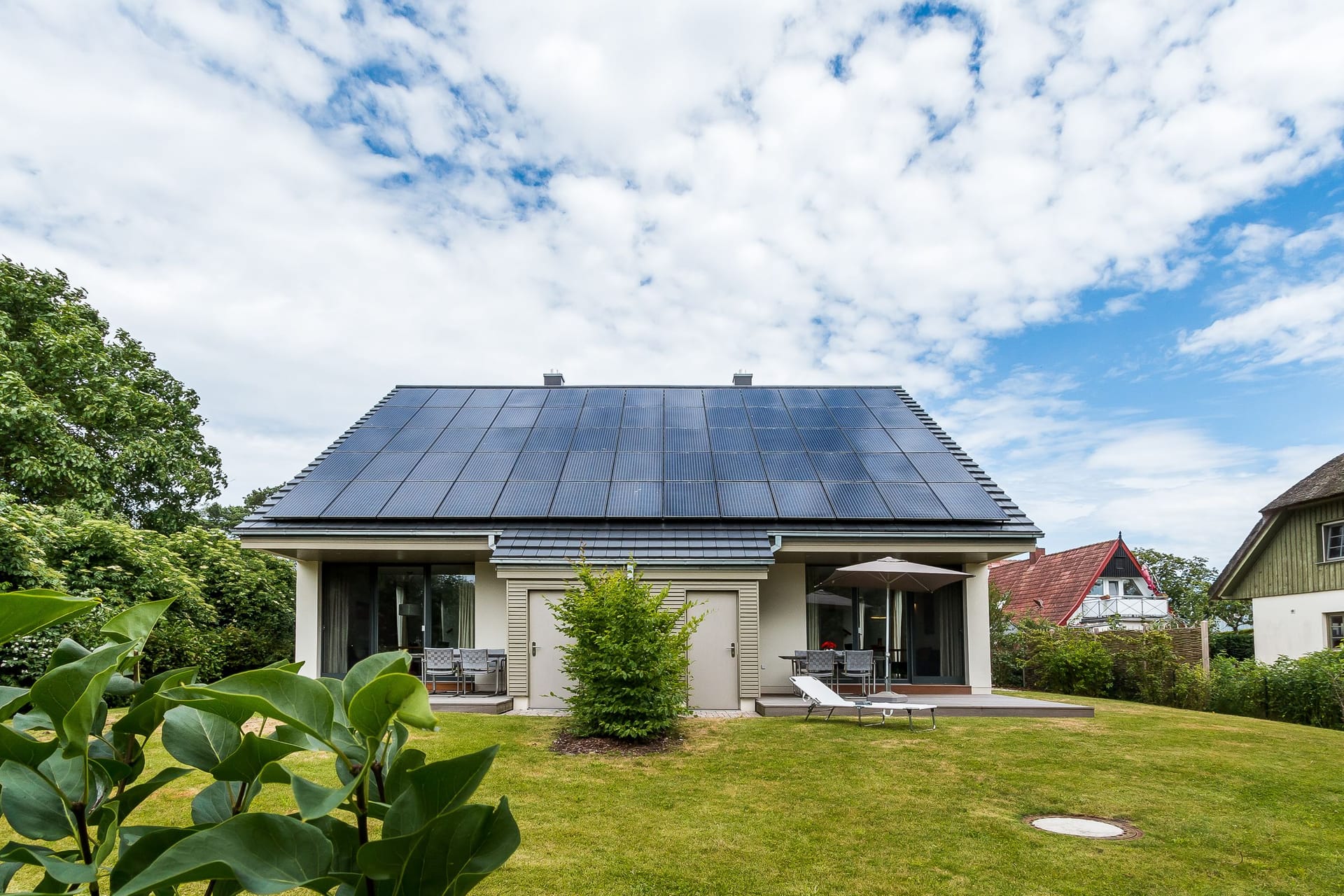 Außenansicht eines modernen Hauses mit Solarpanelen